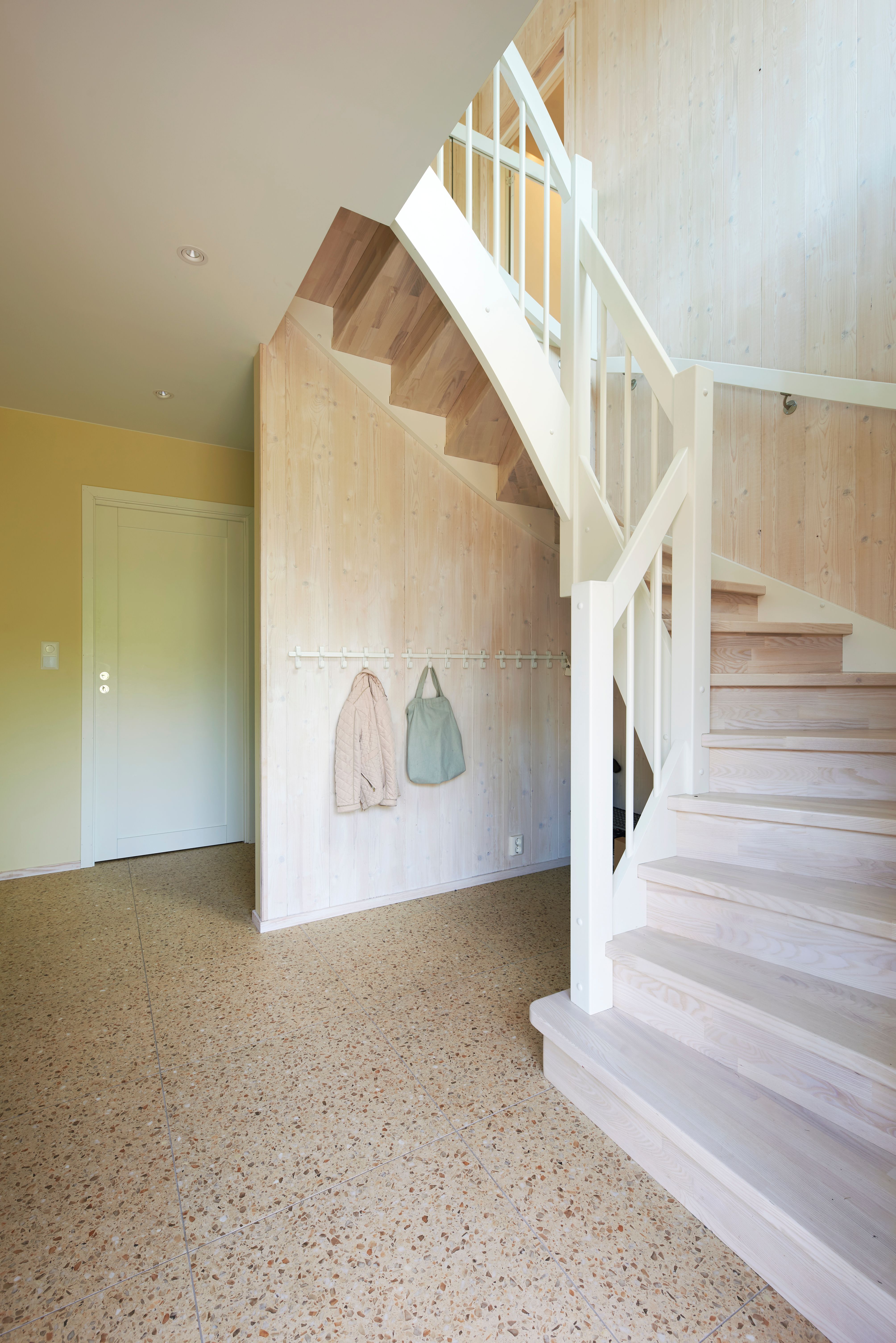 Foto av trapp sett fra underetasjen i enebolig bygget av OBOS Block Watne Enebolig i Nærsnes, Asker