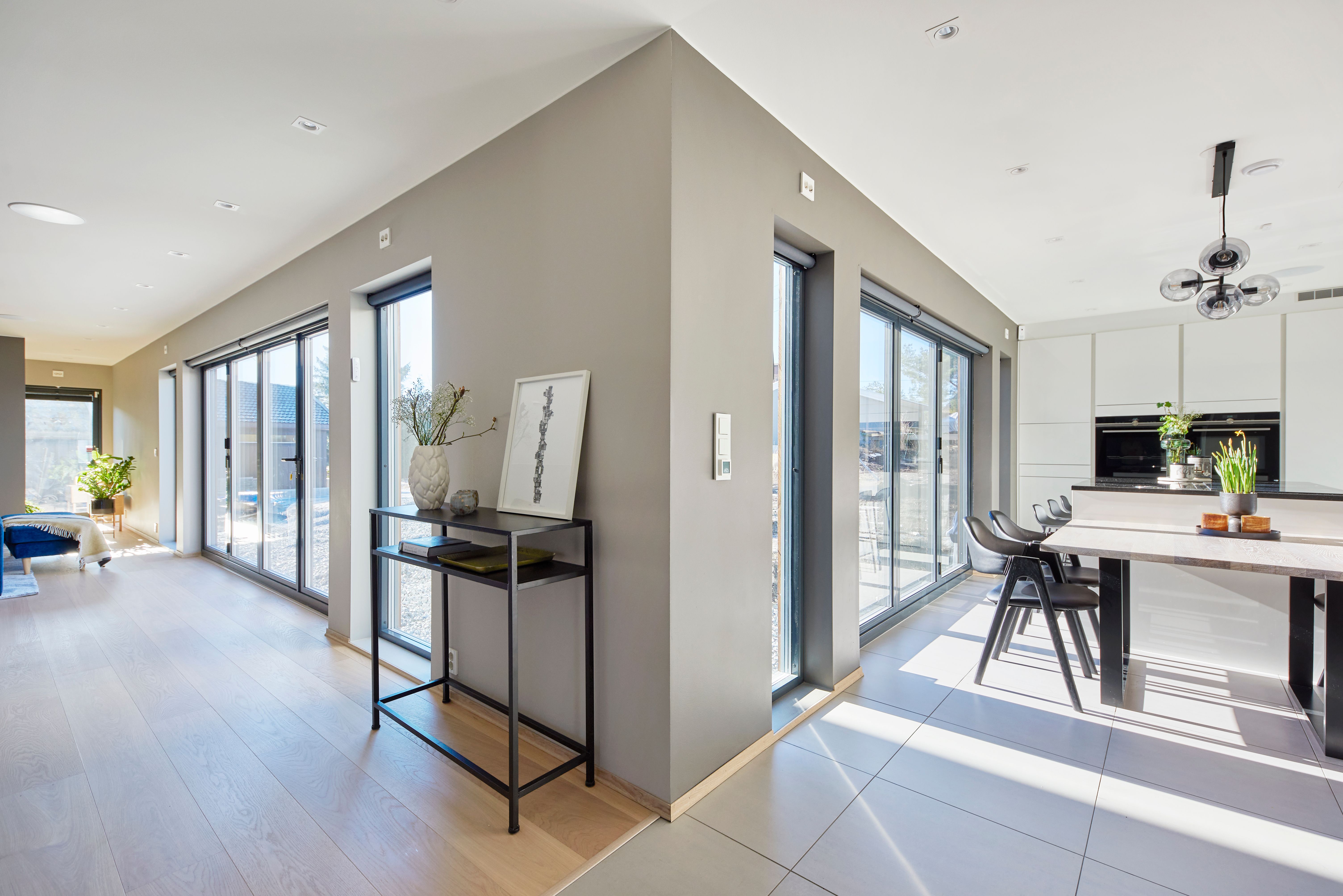 Foto av stue og kjøkken i enebolig på Sofiemyr i Nordre Follo