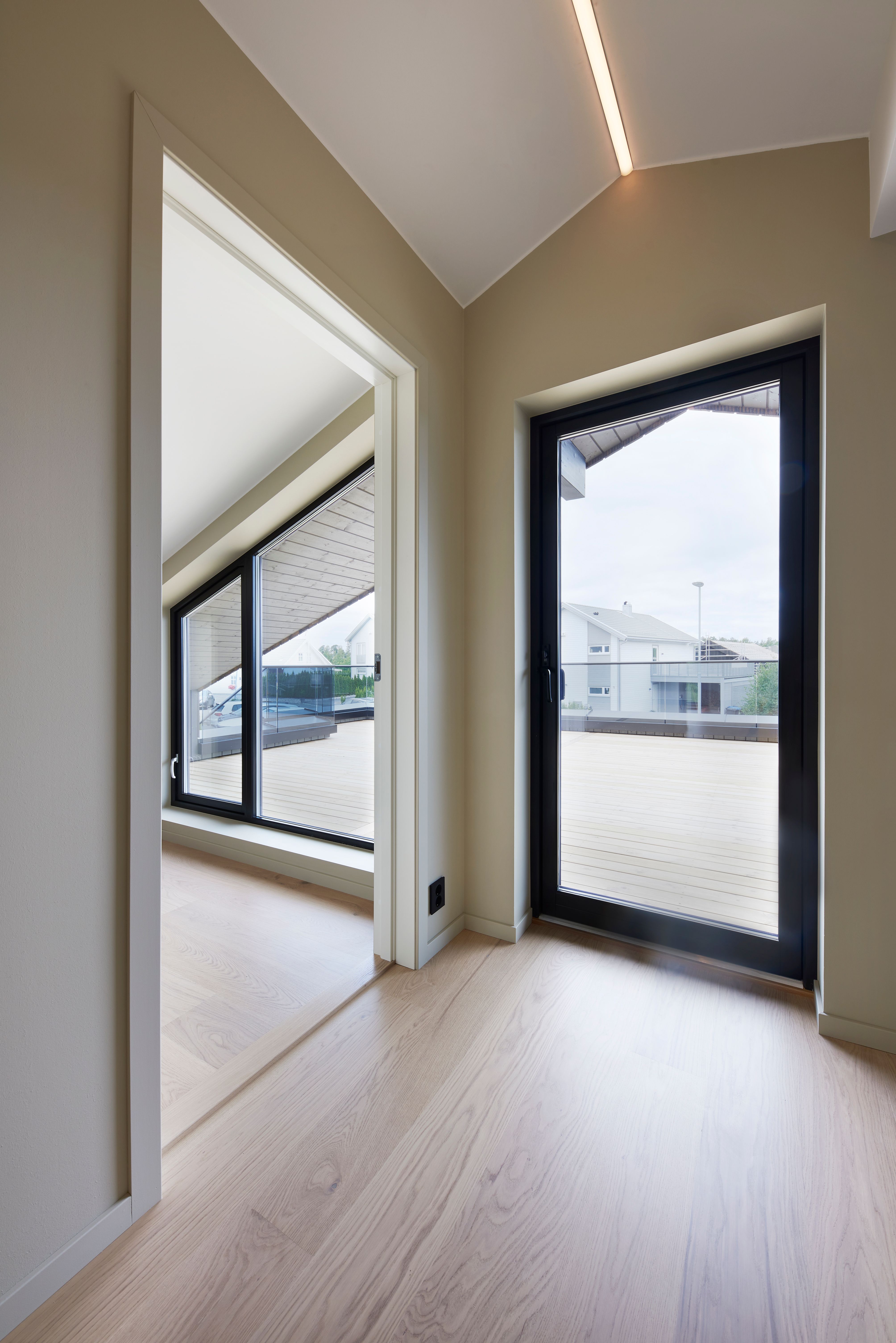 Foto av interiør med utgang til takterrasse, i enebolig bygget av OBOS Block Watne Eneboliger, i Manstad, Fredrikstad