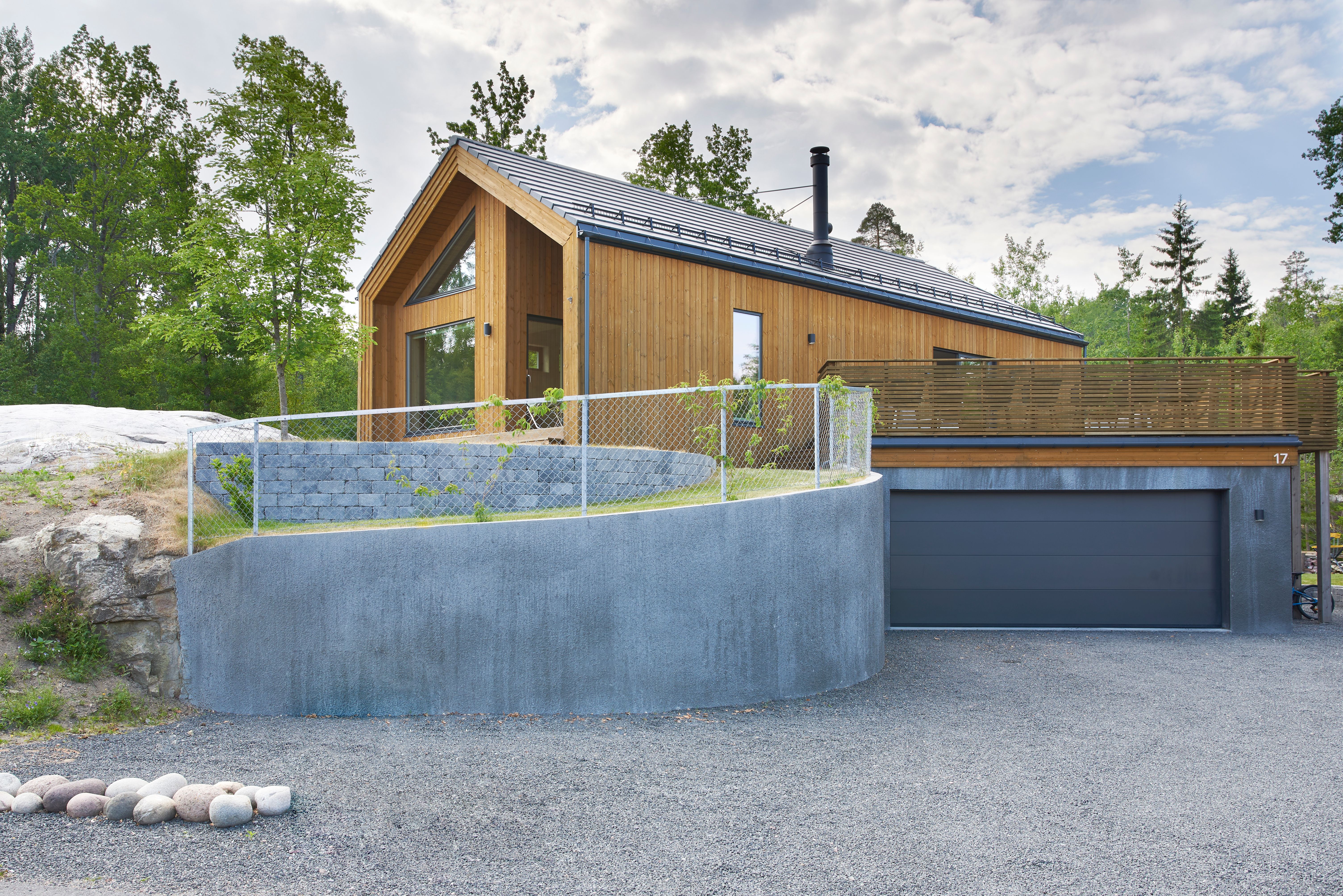 Foto av fasade, innkjørsel og garasje til ferdig enebolig i Nærsnes, Asker