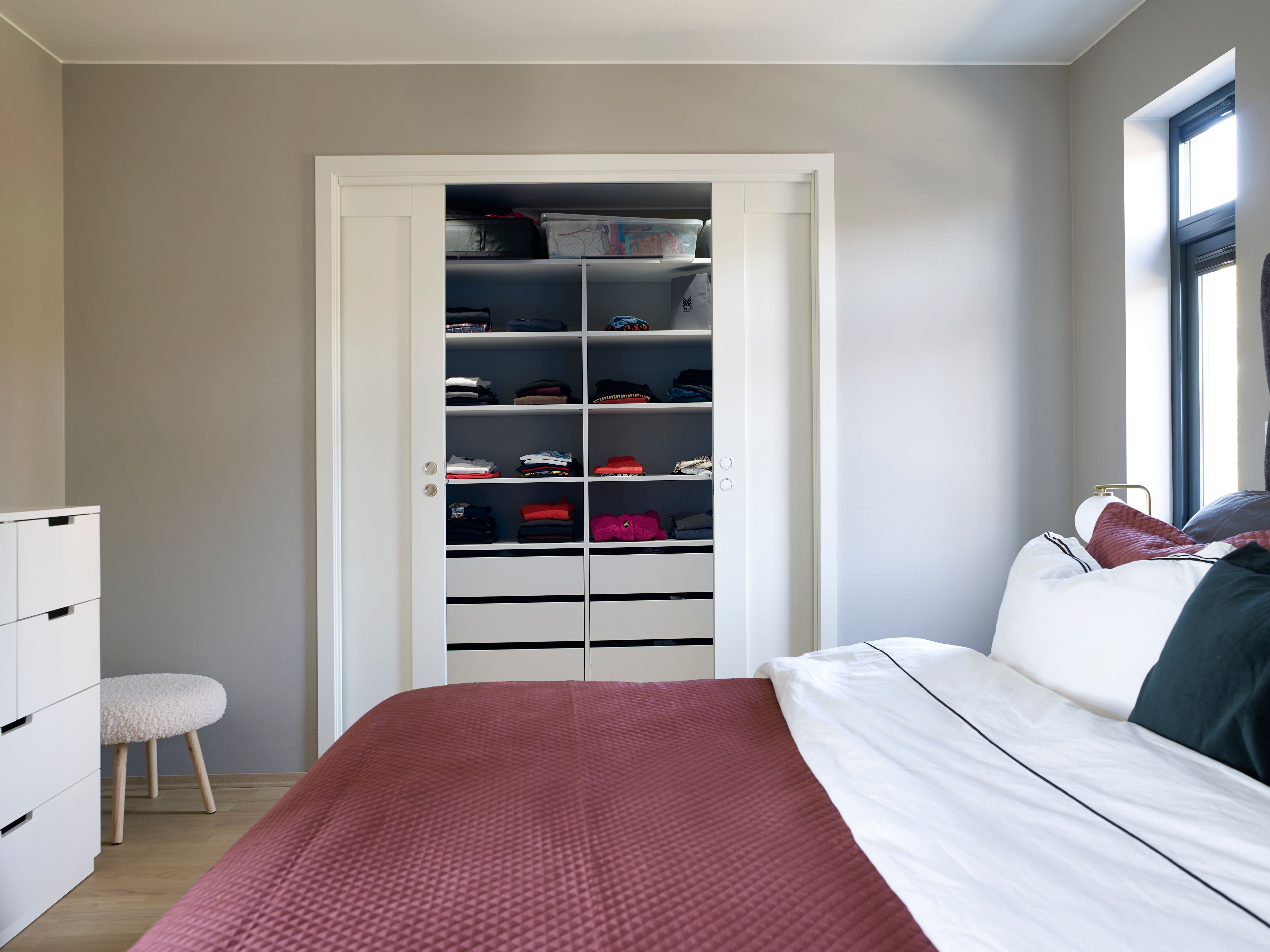 Foto av hovedsoverom med garderobe i enebolig på Sofiemyr i Nordre Follo