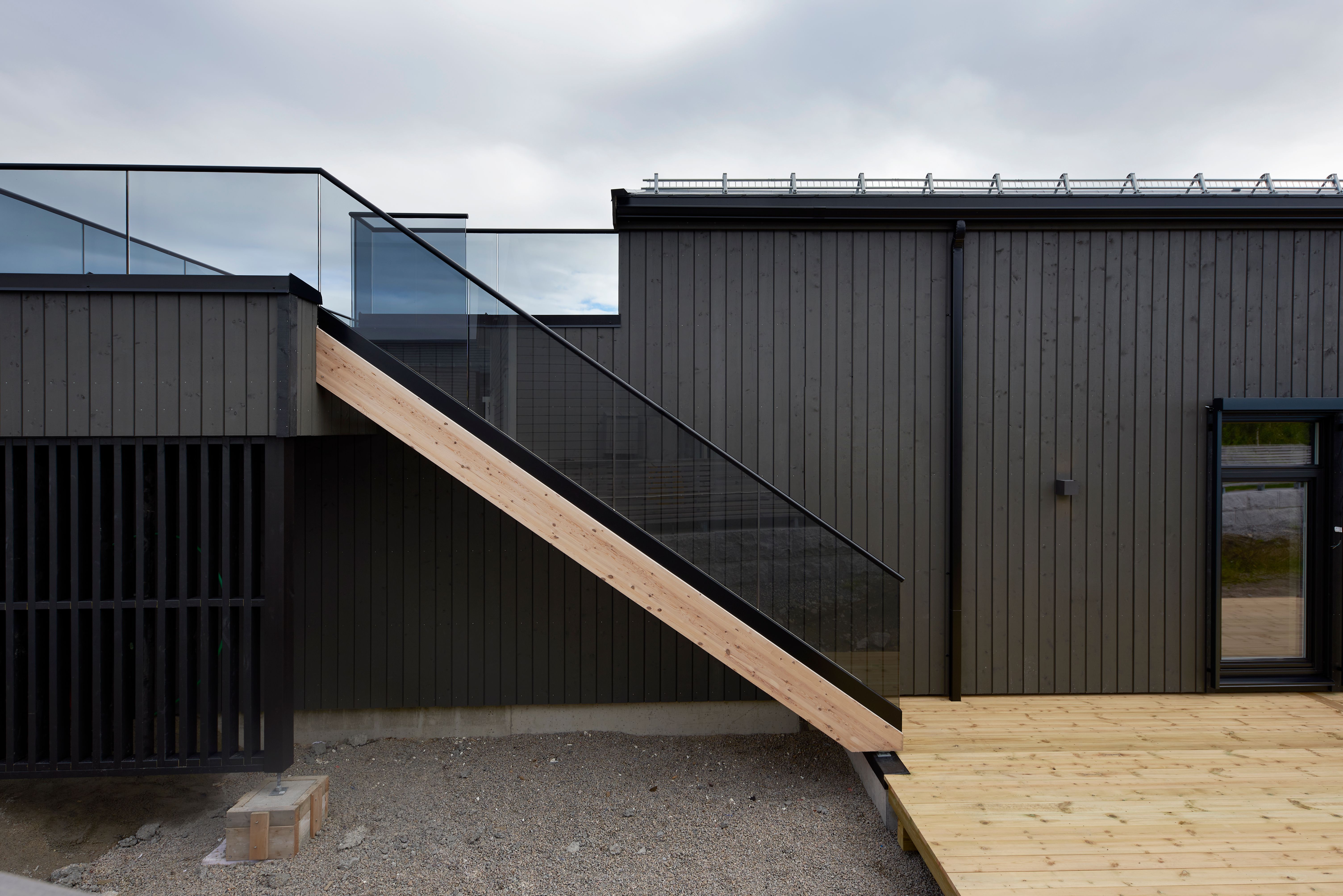 Foto av fasade med trapp opp til takterrasse, i enebolig bygget av OBOS Block Watne Eneboliger, i Manstad, Fredrikstad