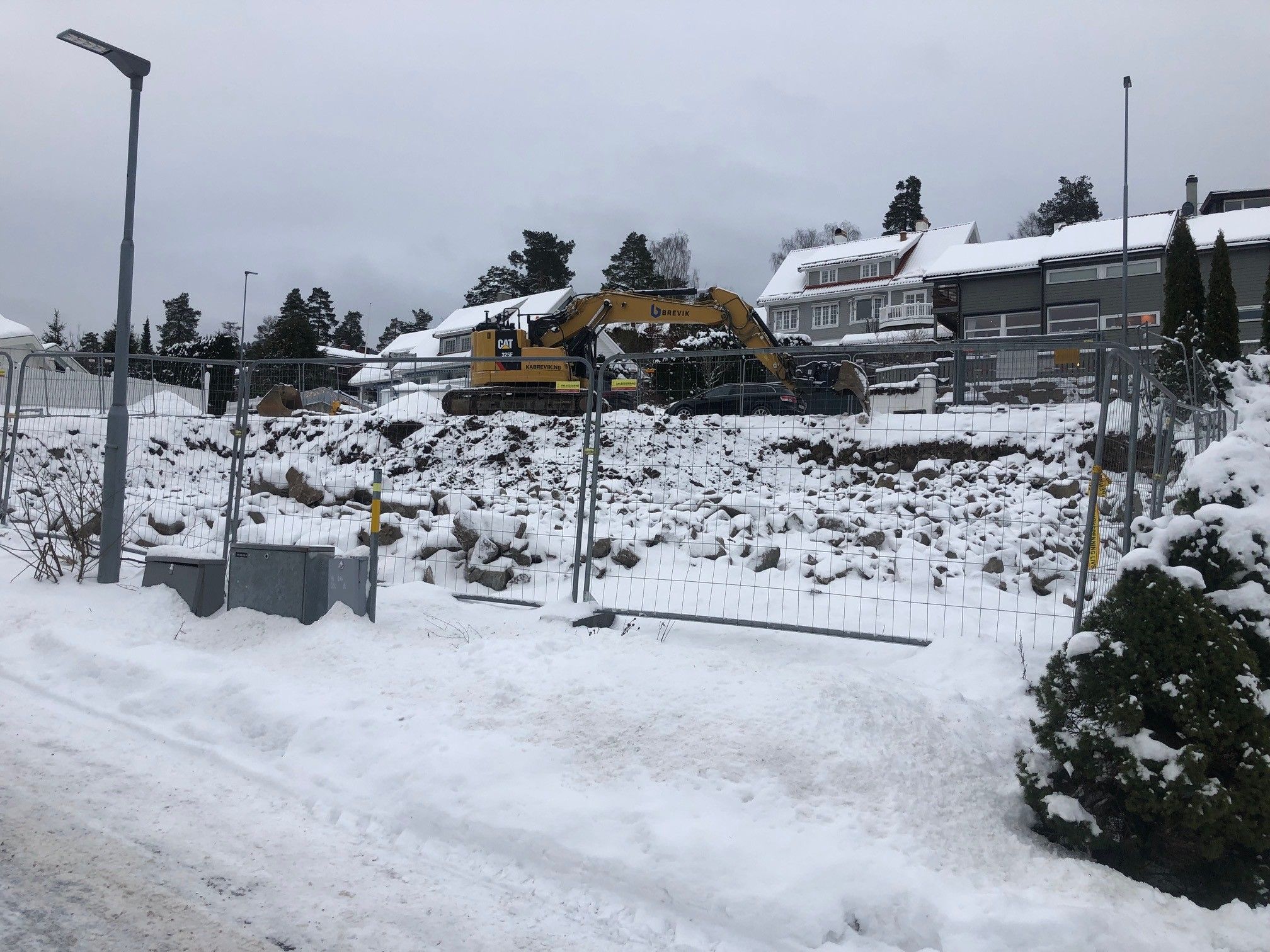 Gravemaskin på tomt under bygging av enebolig på Vestre Aker, Oslo