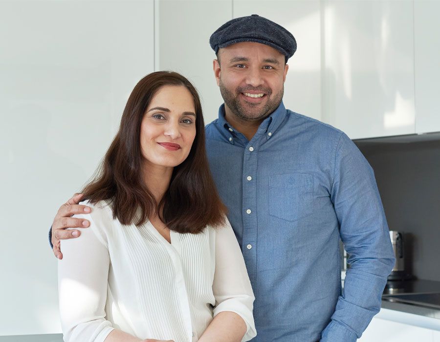 Bilde av Teejay og Jaspreet Srai på kjøkkenet