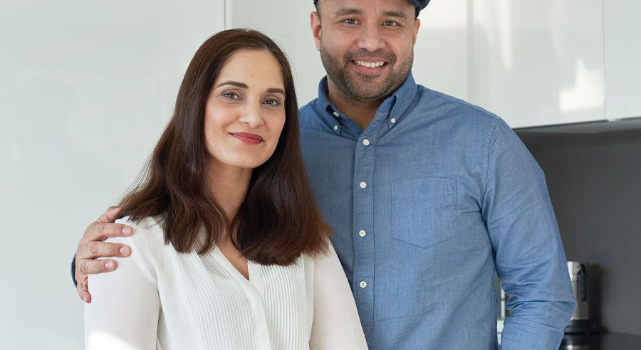 Bilde av Teejay og Jaspreet Srai på kjøkkenet