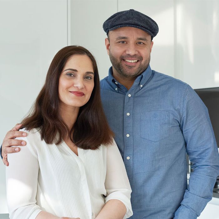 Bilde av Teejay og Jaspreet Srai på kjøkkenet