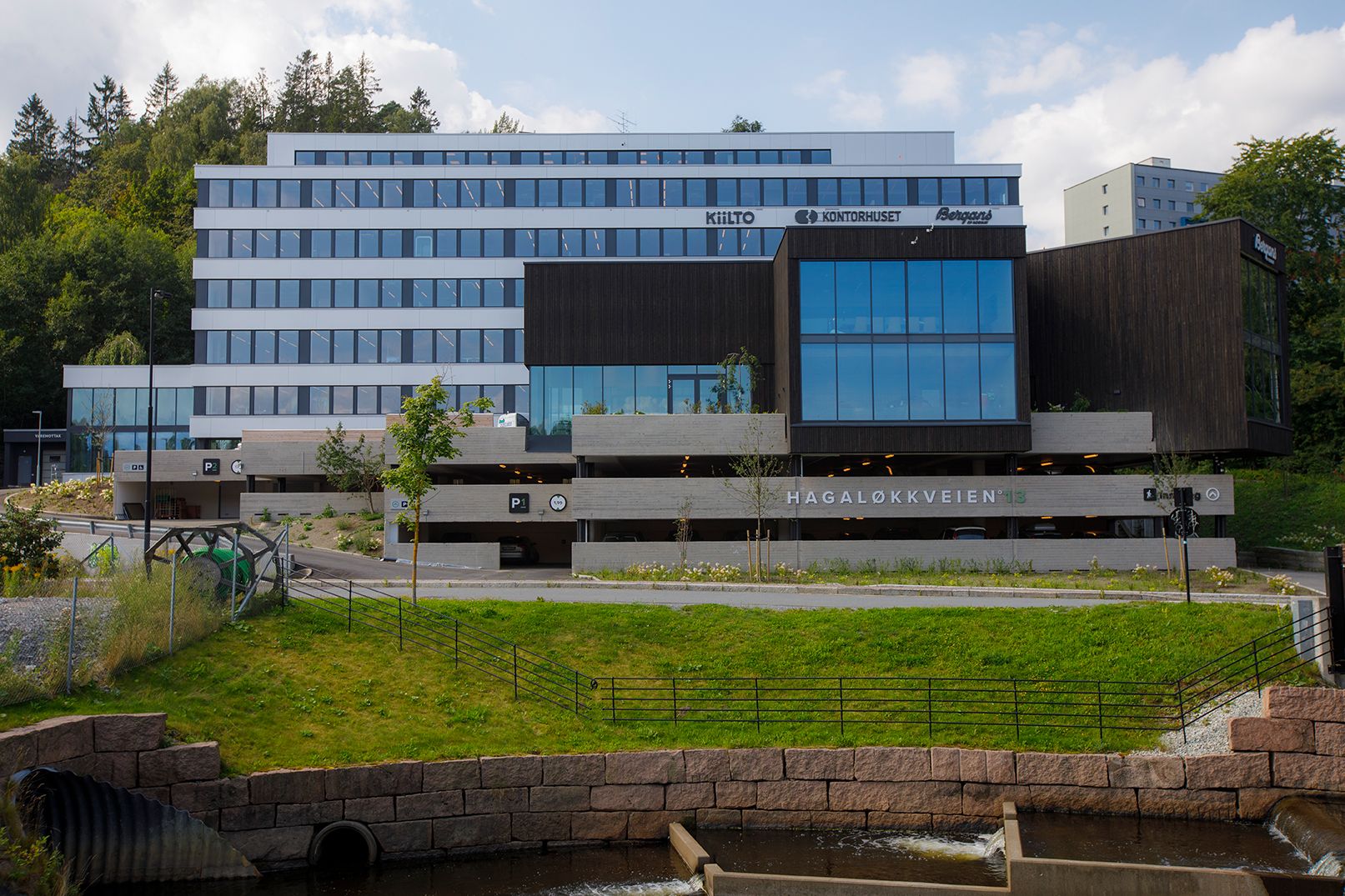 Bildet viser fasadebilde av Kontorhuset Asker i Hagaløkkveien 13.