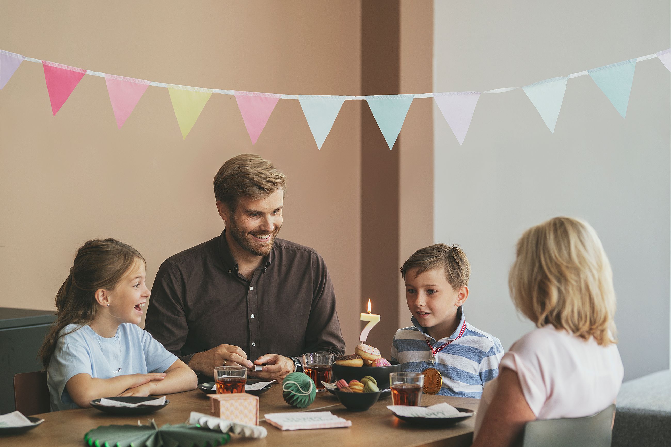 bilde av bursdagsfeiring i nabolagshus