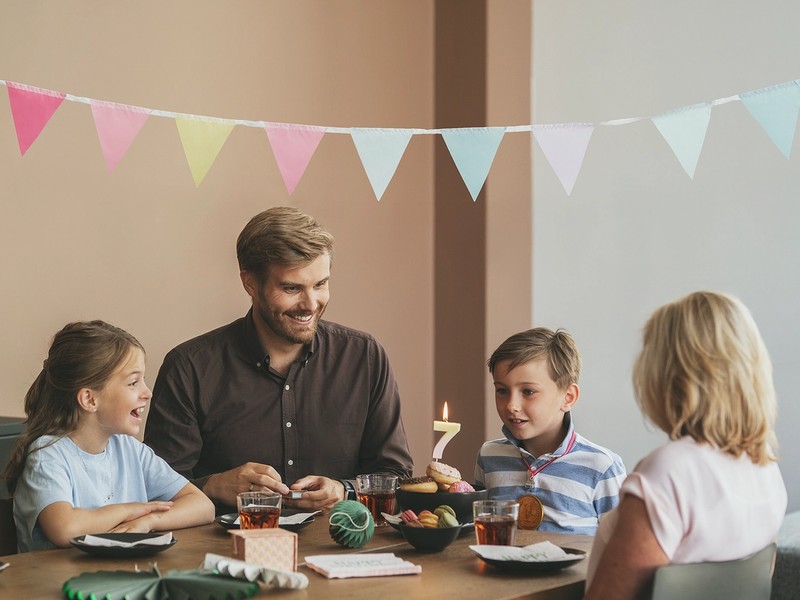 bilde av bursdagsfeiring i nabolagshus