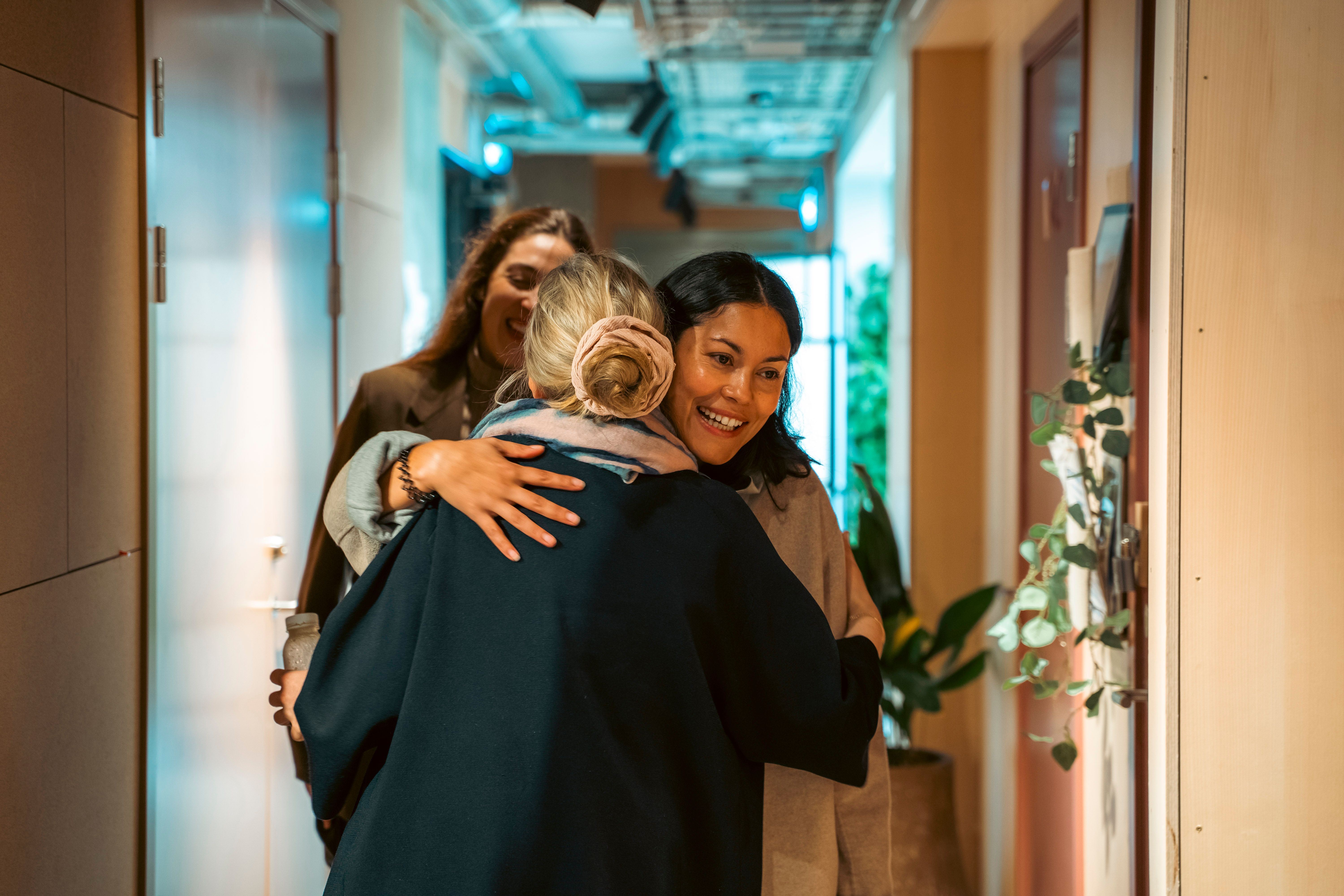 Ingen overraskelse at noen av dagslys og solskjermingsentusiastene kjenner hverandre fra før. Foto: Filip Agnoihotri