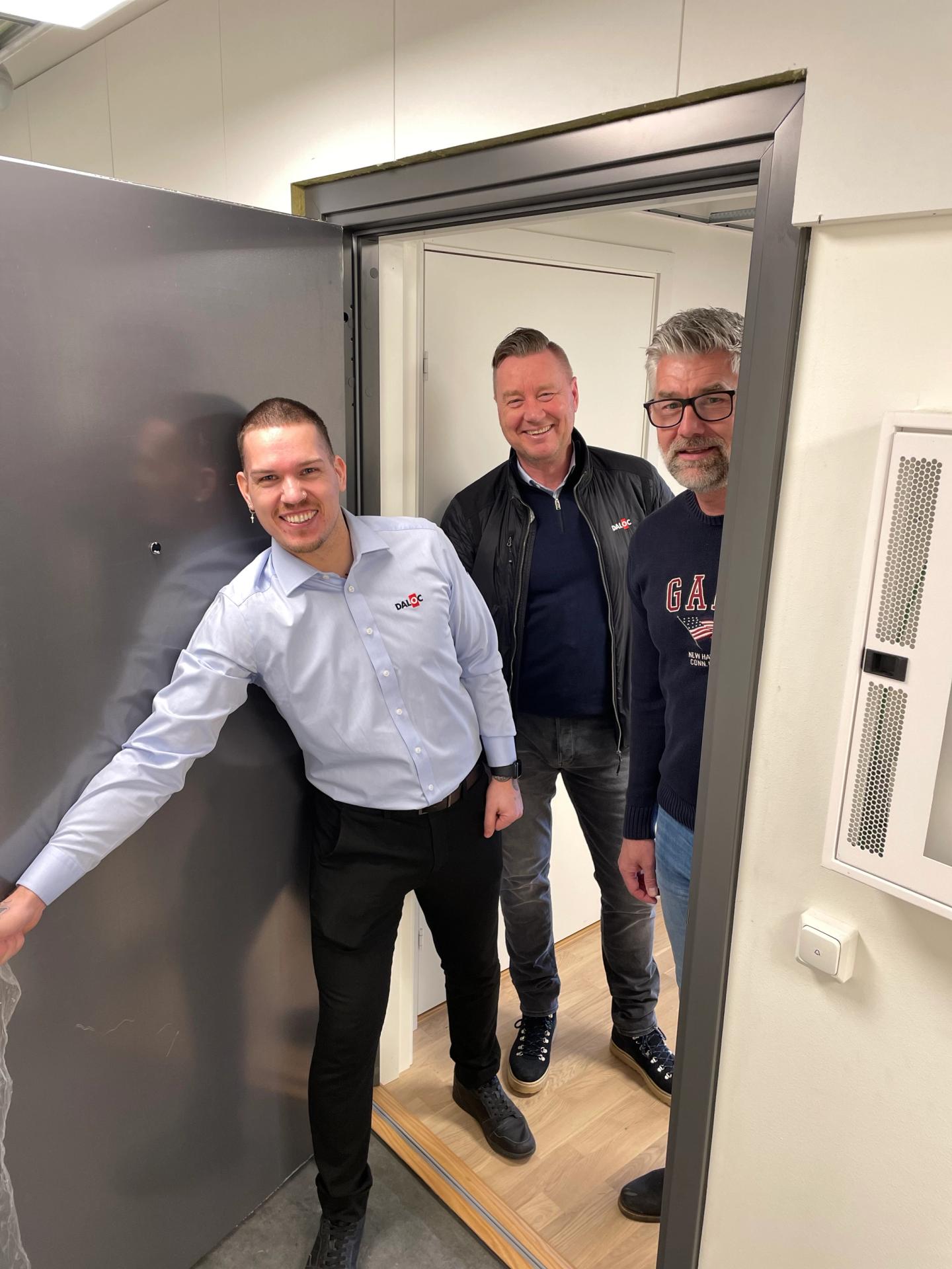 Spente representanter fra Daloc tester døren.