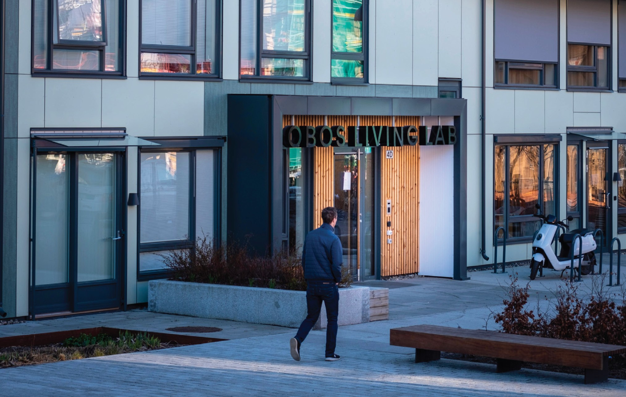 bilde av mann som går mot inngangen til obos living lab