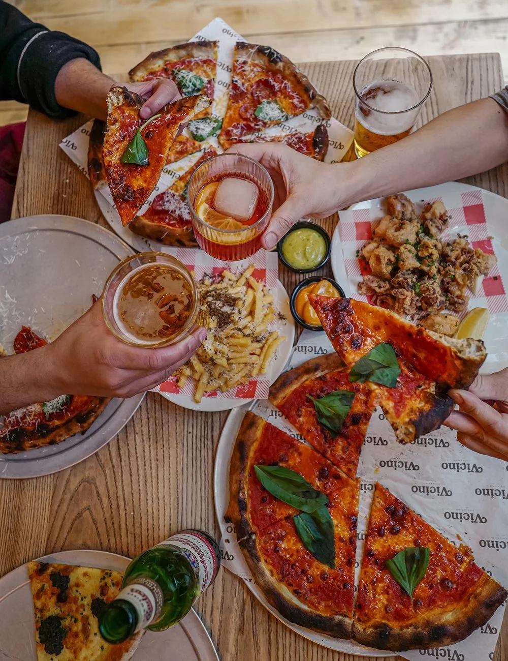 oversiktsbilde av pizza og servering fra trattoria vicino