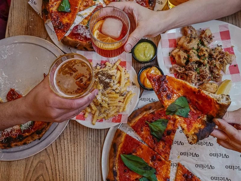 oversiktsbilde av pizza og servering fra trattoria vicino