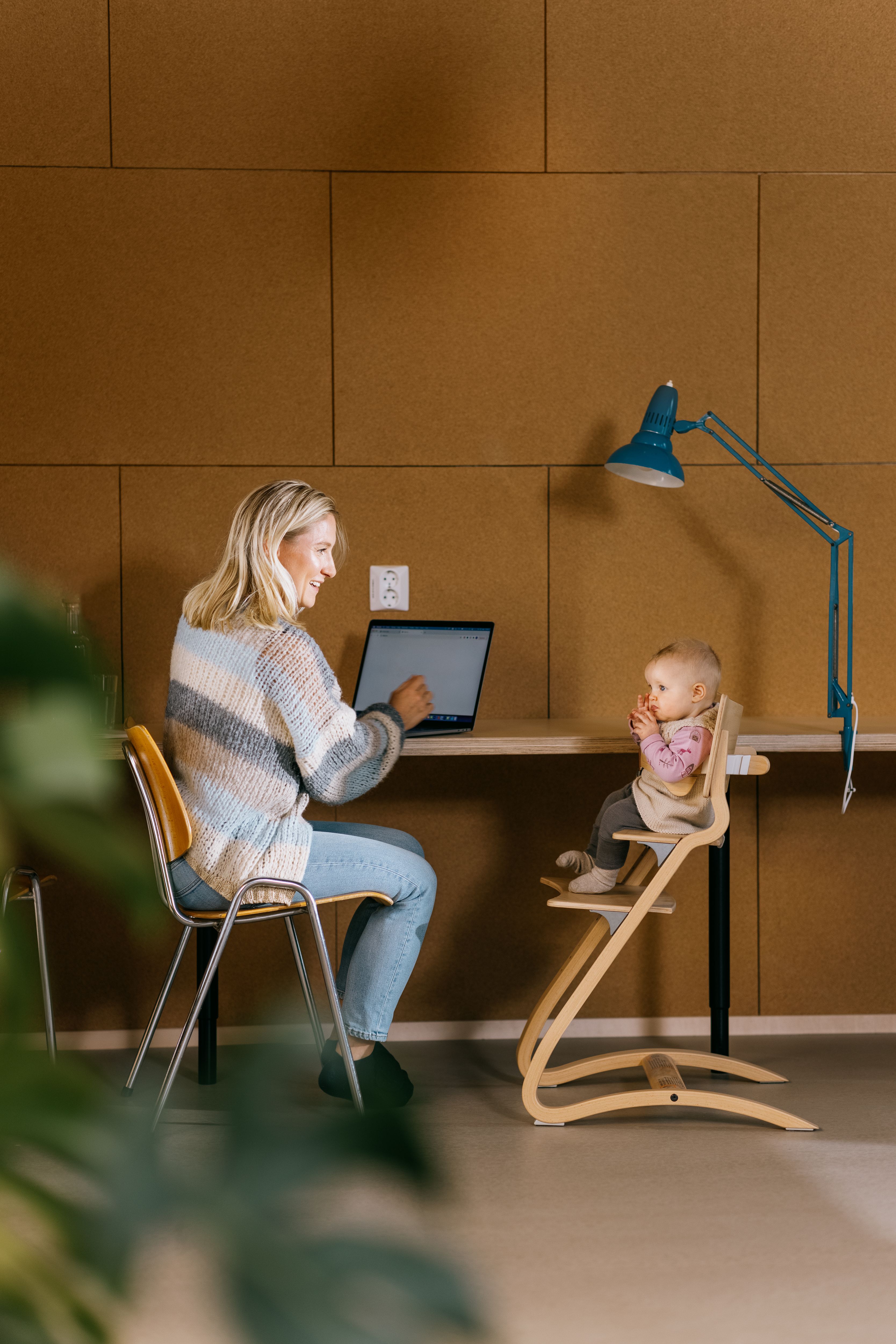 Arbeidssonen i 1. etasje brukes flittig av beboerne og er utstyrt med skjermer og kontorstoler.

Foto: Jan Khür