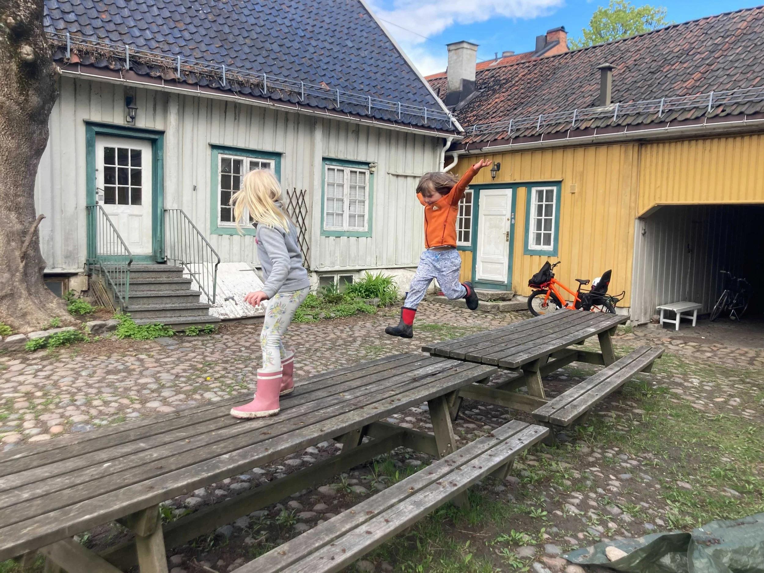 bilde av barn som leker utenfor nabolagshus