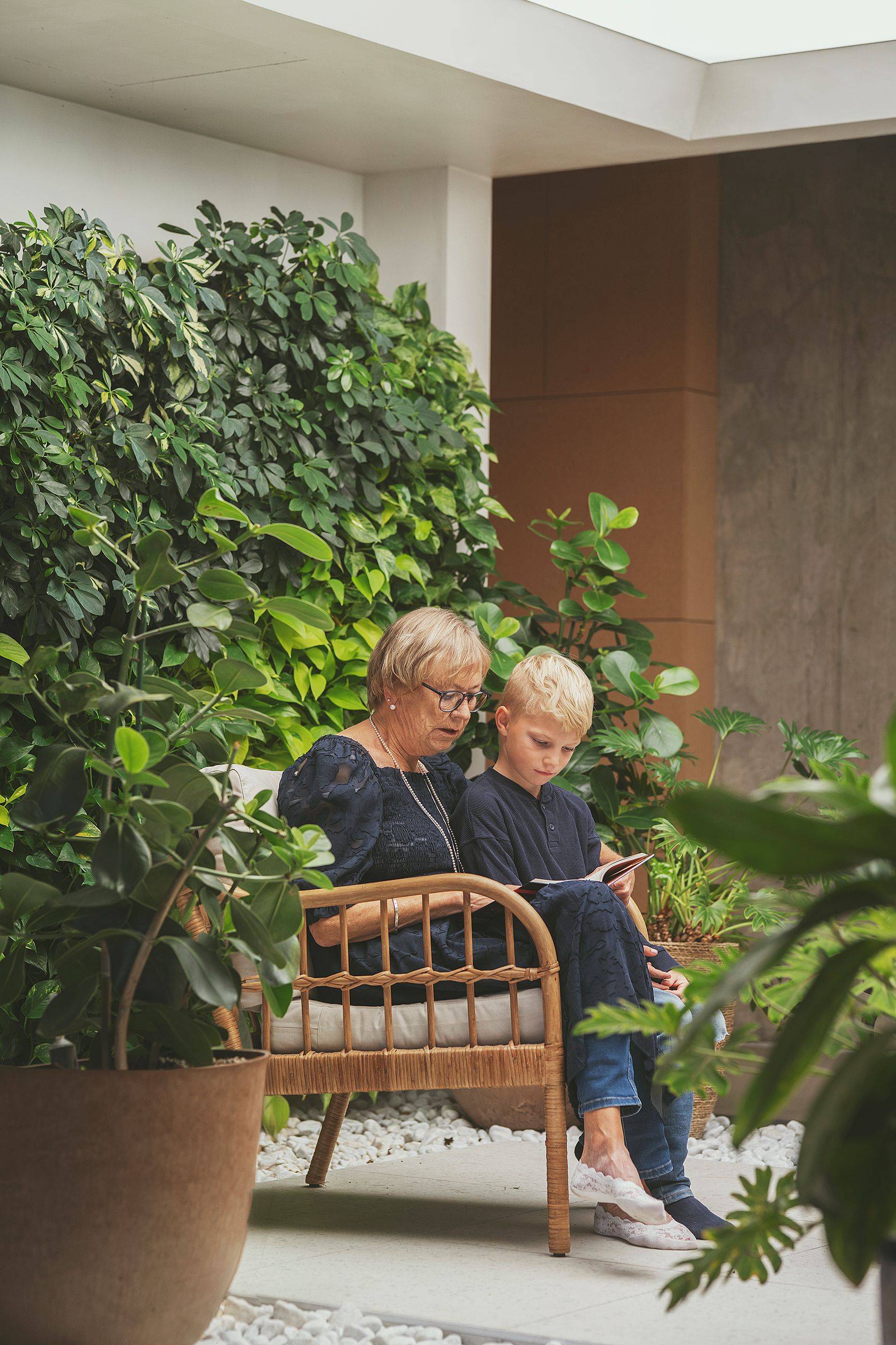 bilde av bestemor og barn som sitter på fanget