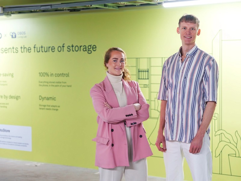 søren secher og anine willums karp foran Pio – Created by AutoStore sin løsning i kjelleren til obos living lab, foto: hampus lundgren
