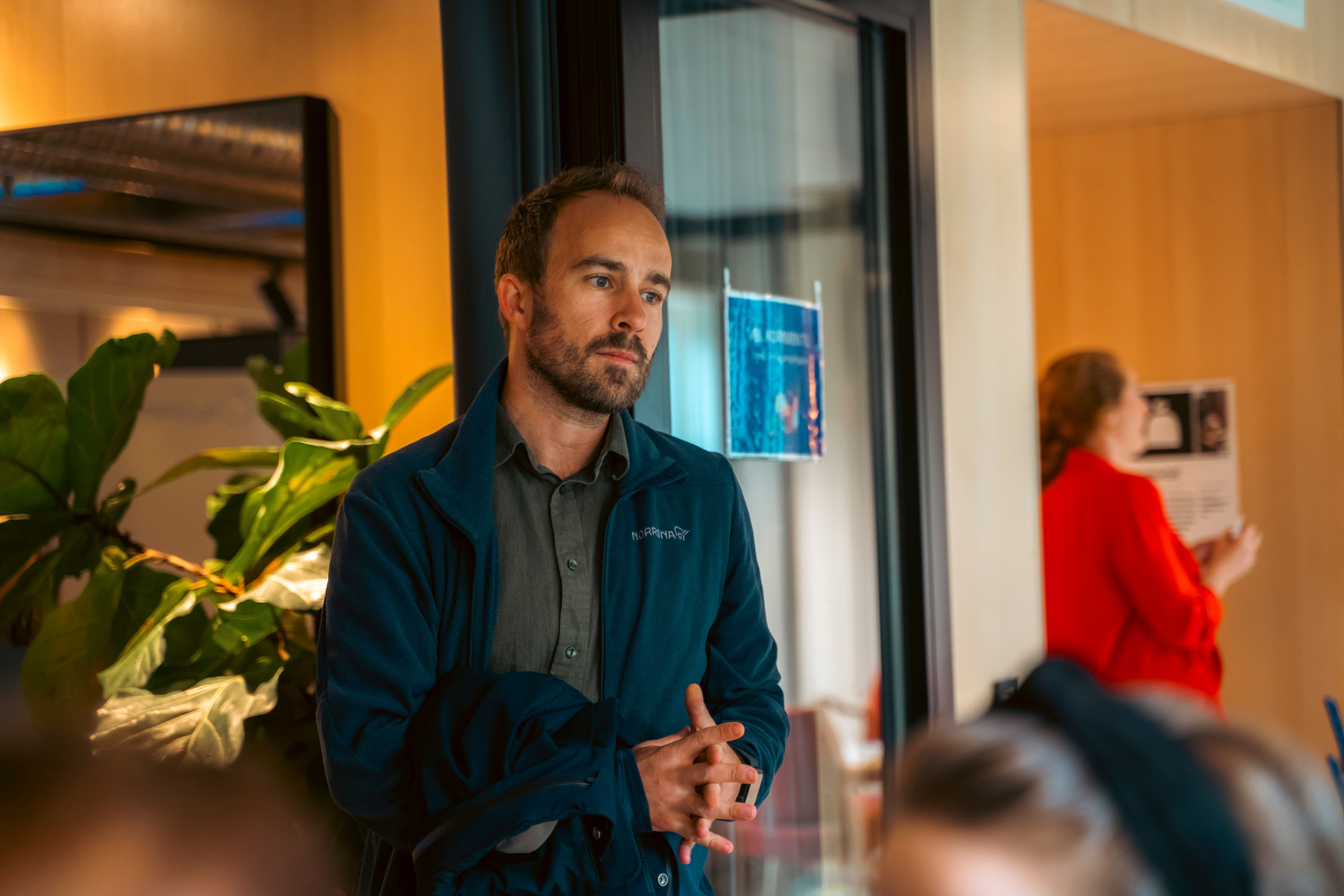 Gode samtaler i hvert hjørne. Foto: Filip Agnoihotri