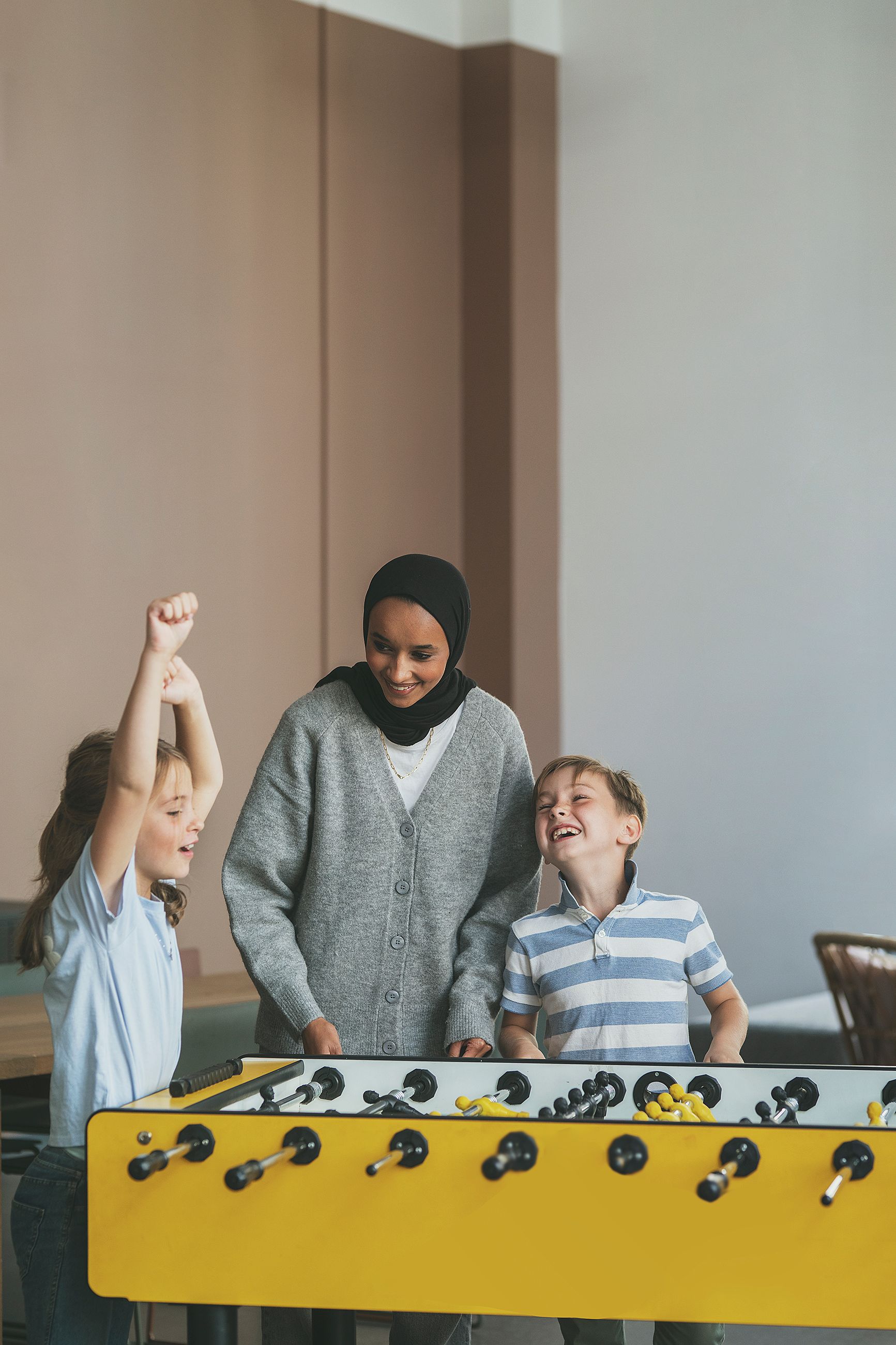 bilde av barn og ungdom ved fussballspill i nabolagshus