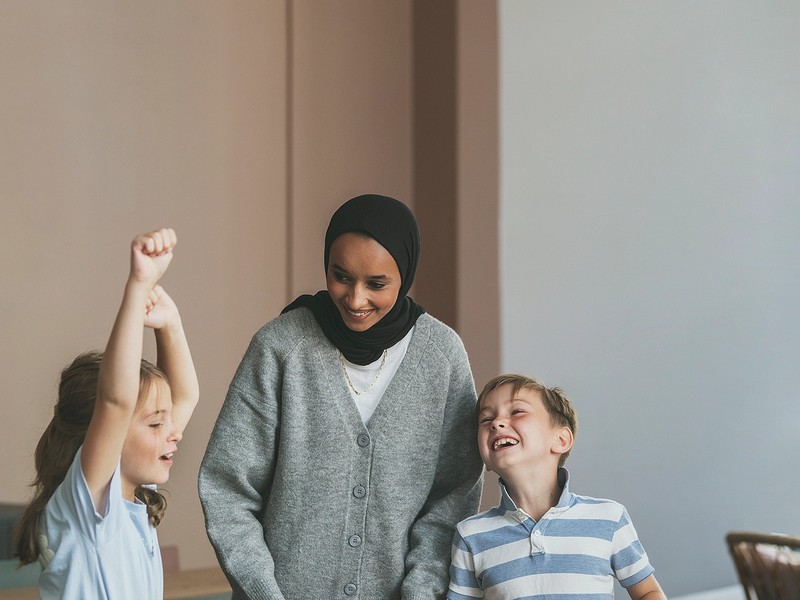 bilde av barn og ungdom ved fussballspill i nabolagshus