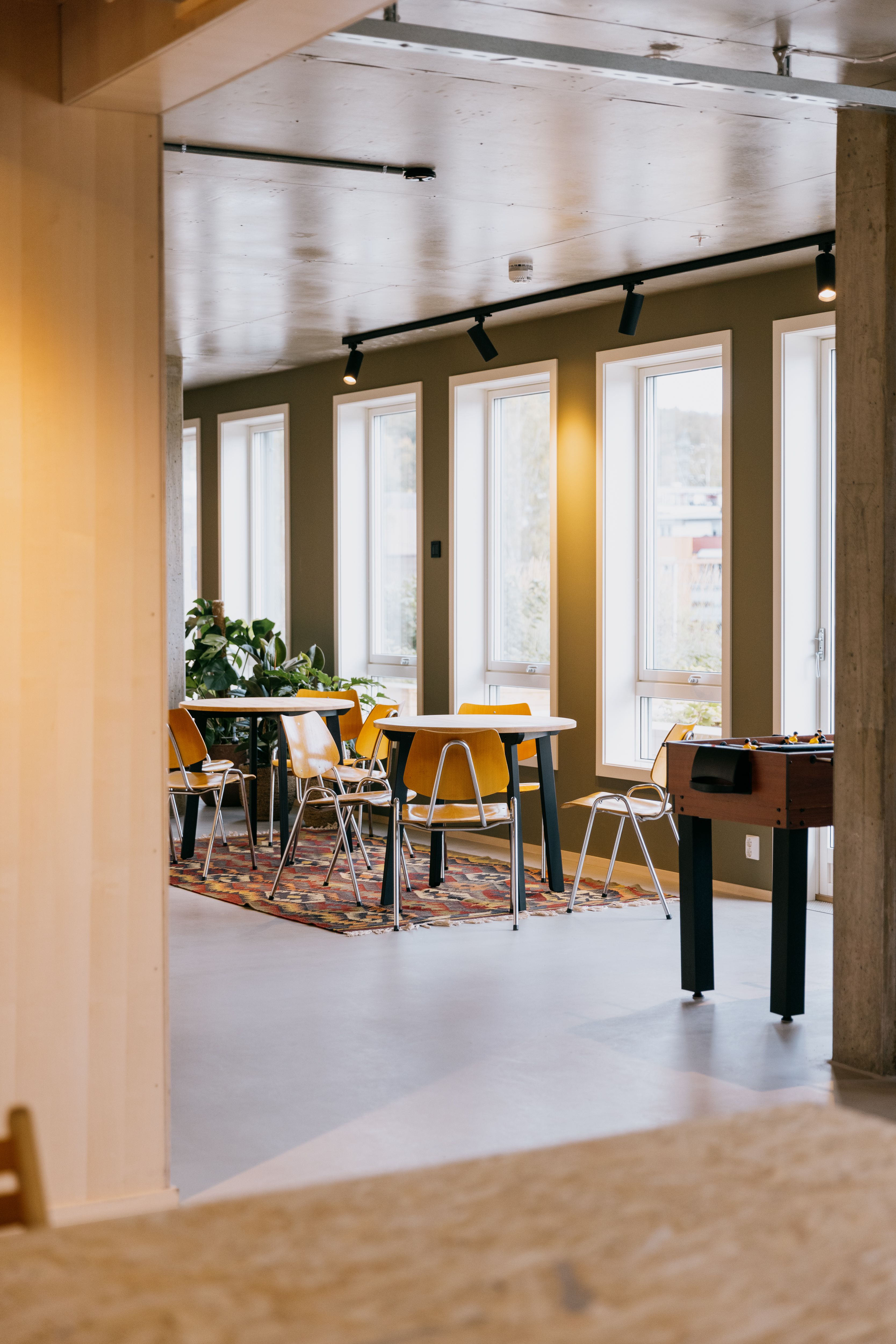 1. etasje er inndelt i soner som svarer til ulike behov; fra arbeidssone til stue, lekehjørne og selskapslokale.
Foto: Jan Khür