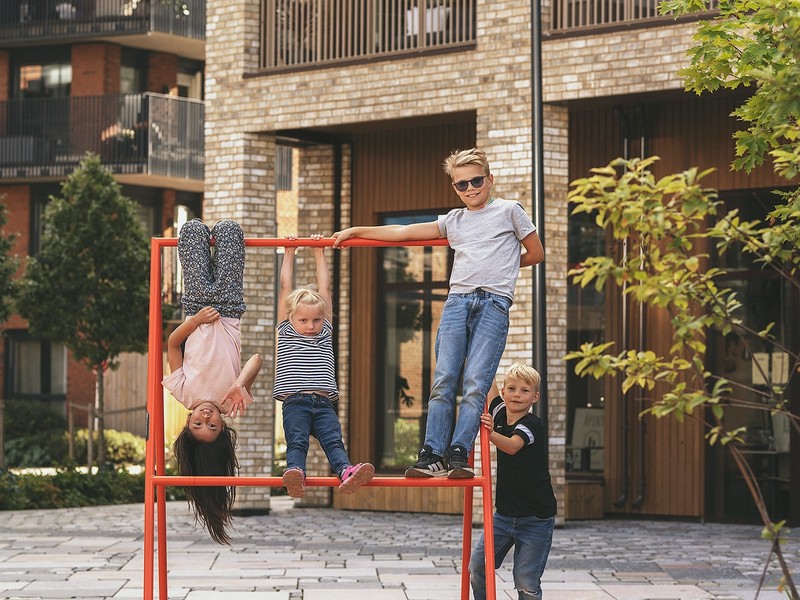 bilde av barn som leker på Vollebekk Torg