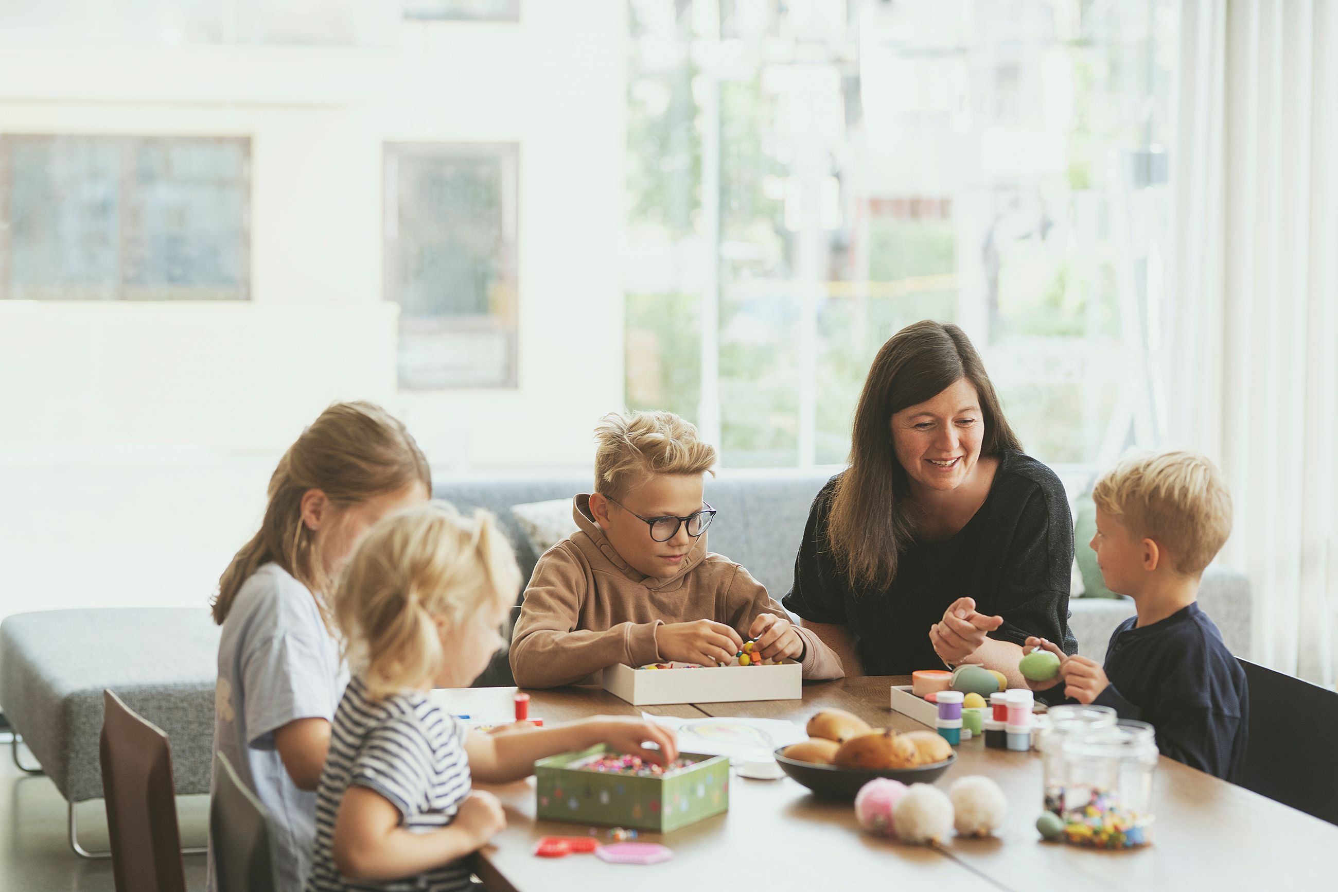 modellbilde av barn og voksen i nabolagshus