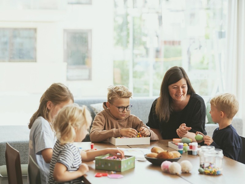 modellbilde av barn og voksen i nabolagshus
