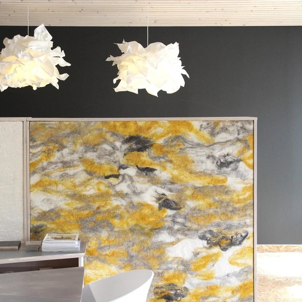 bilde av flokk & fjell akustikkplate i fargenyanser gul, hvit, grå, svart