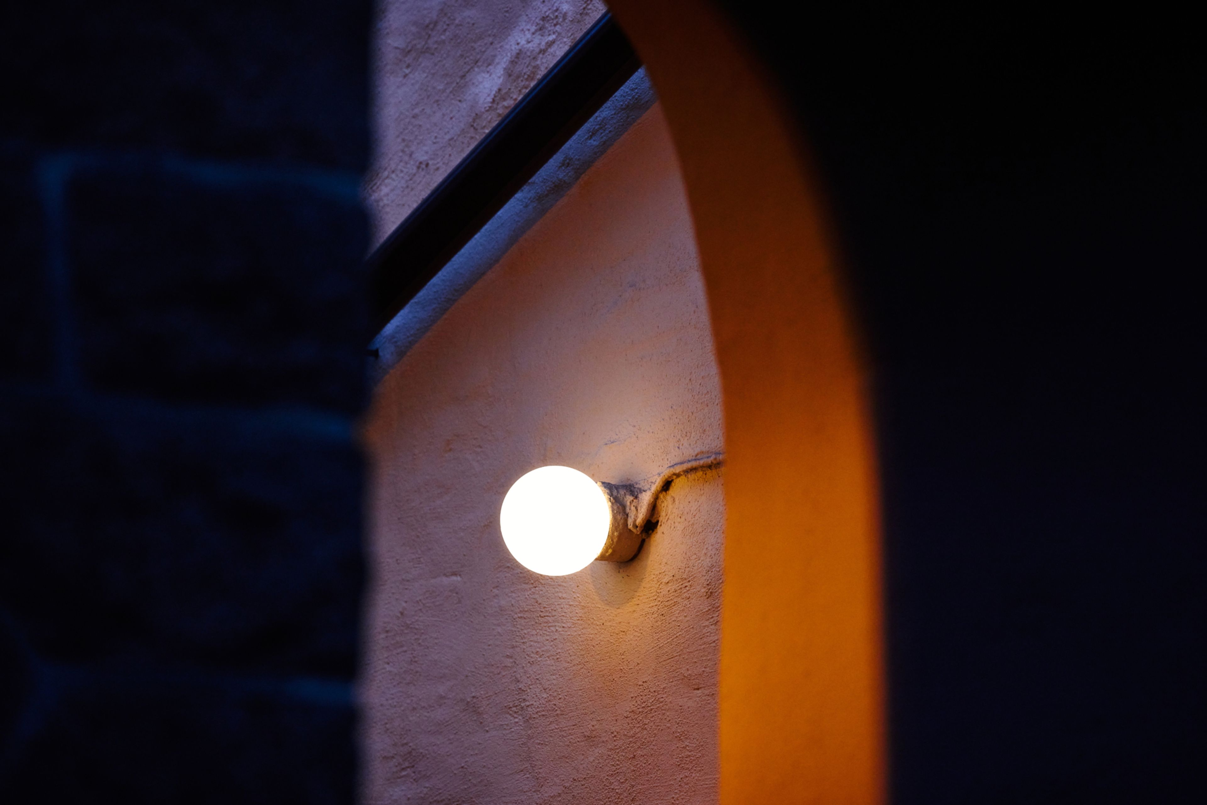 Foto av en lampe i et fellesareal.