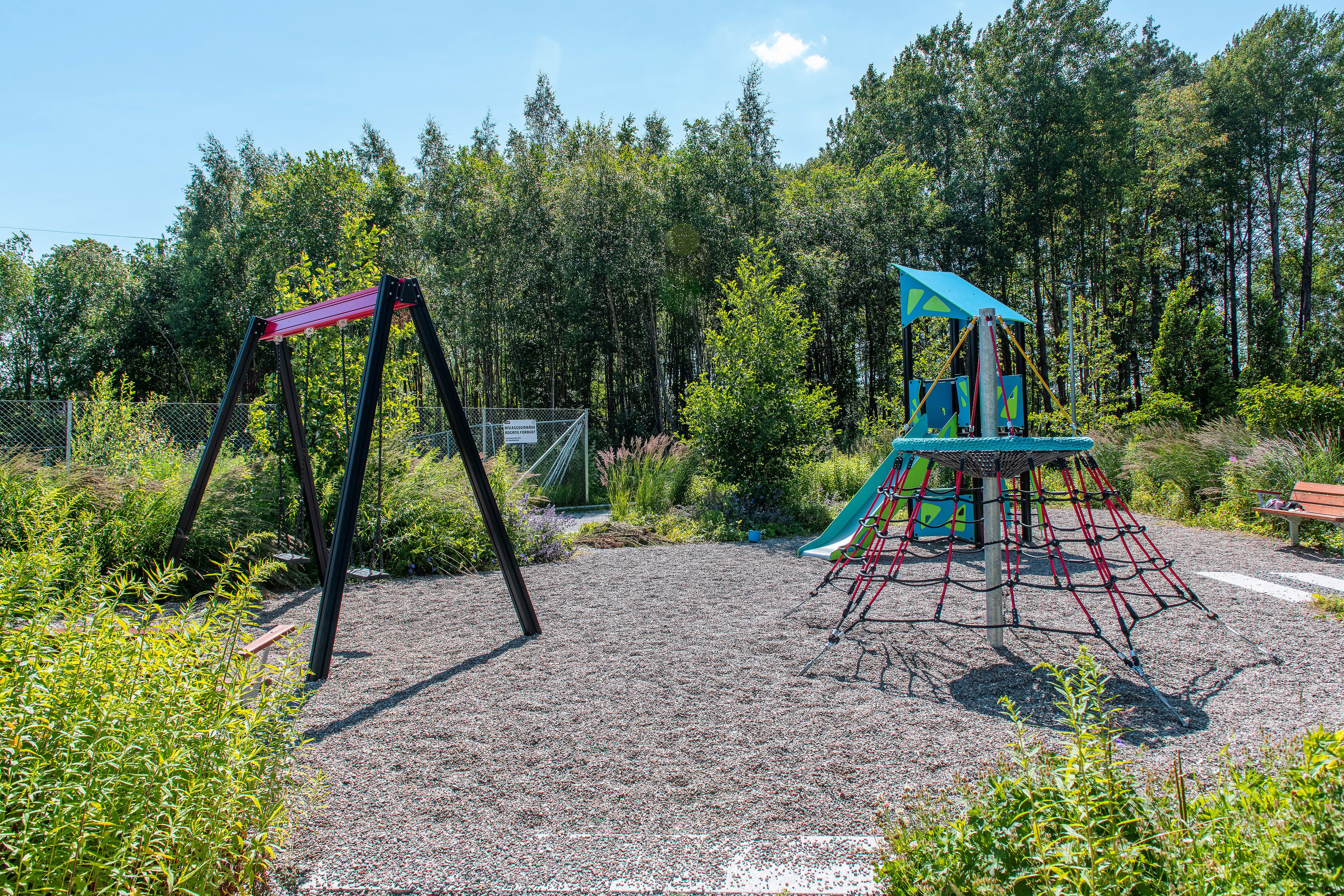 Lekeplass med god plass til de små i Magasinparken om sommeren.