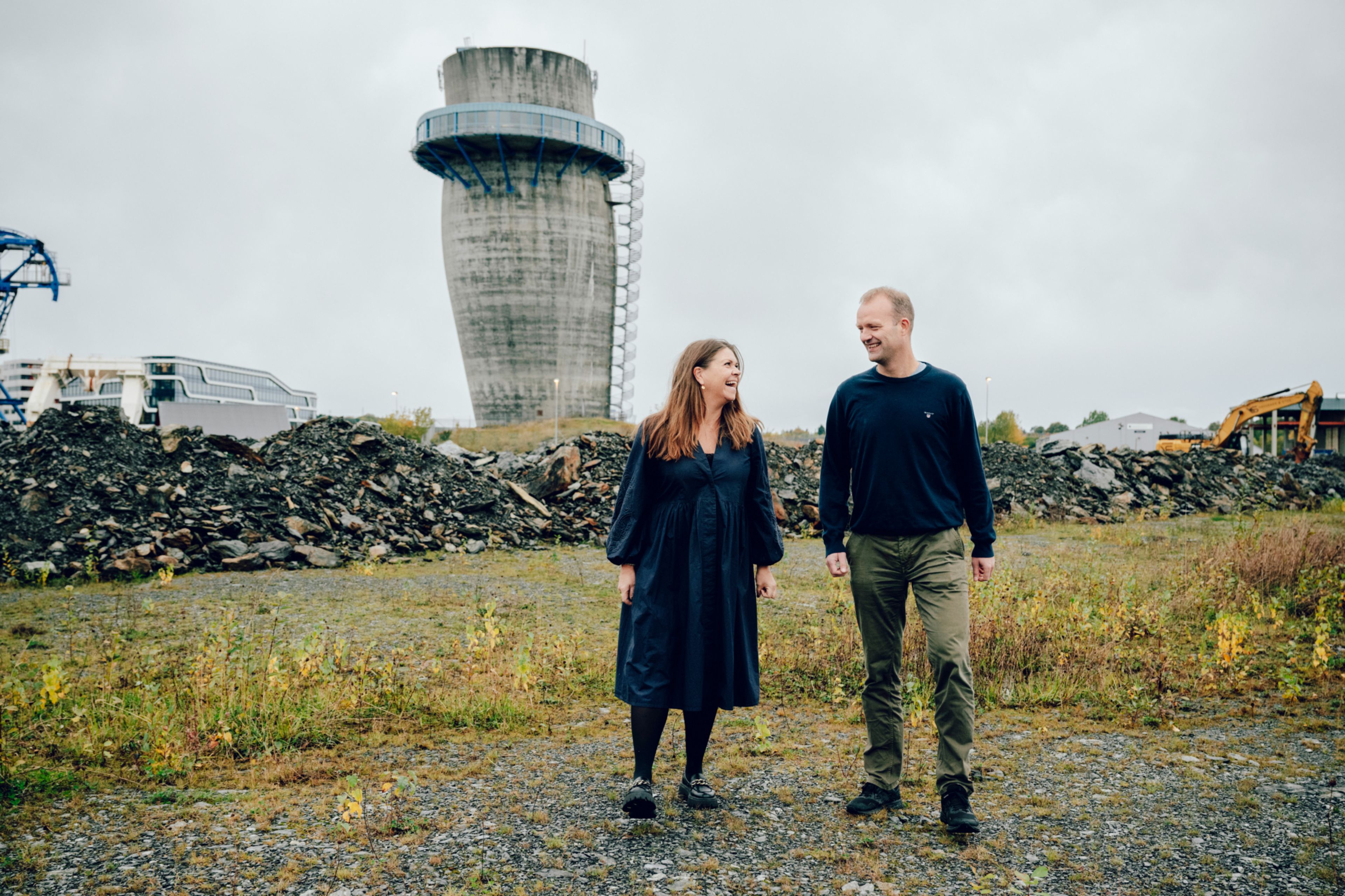Foto av Hilde Marie Jensen og Espen Ekeland på tomten til Odden i Hinna Park