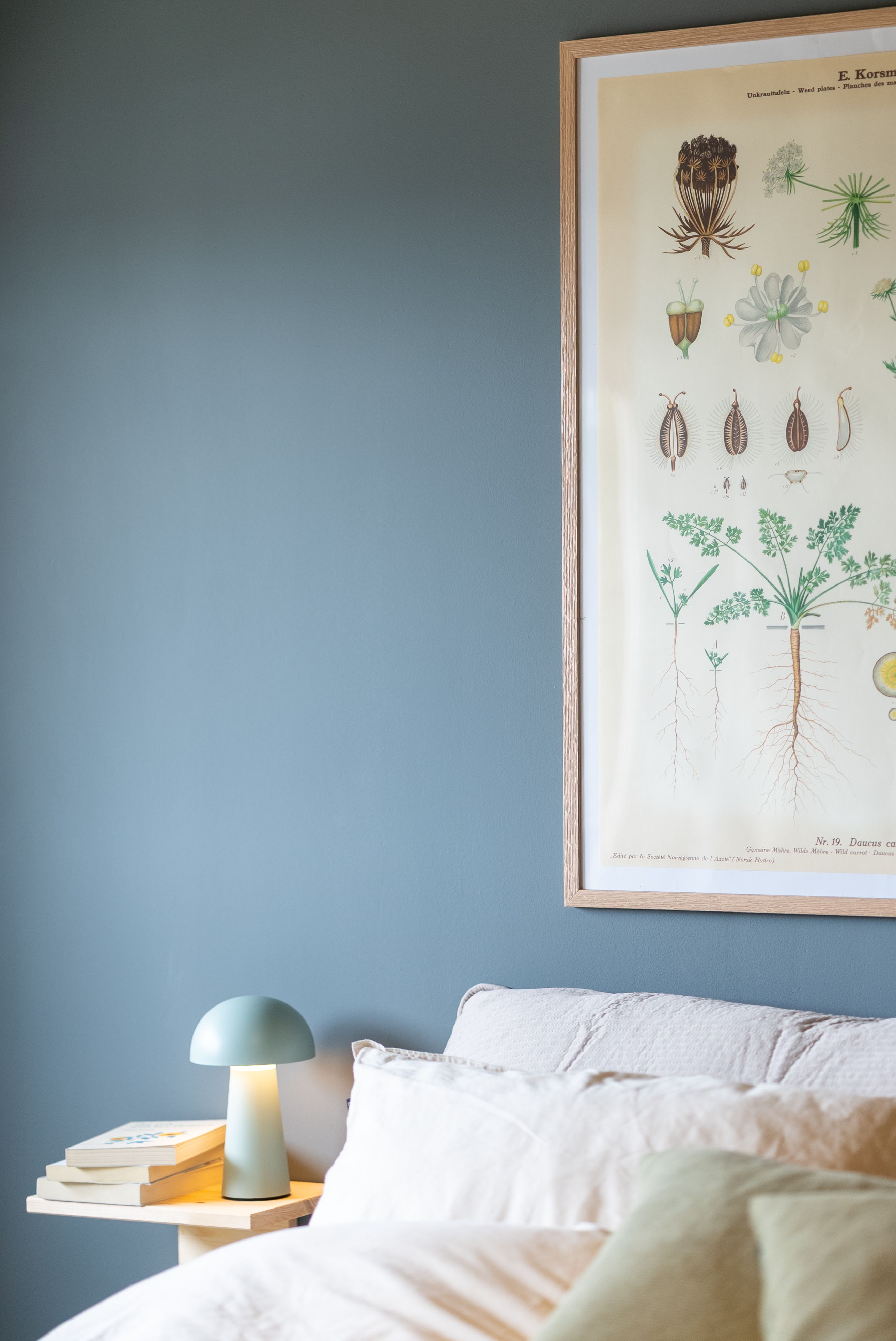 Et nyoppusset soverom med nymalte vegger og pent oppredd seng.