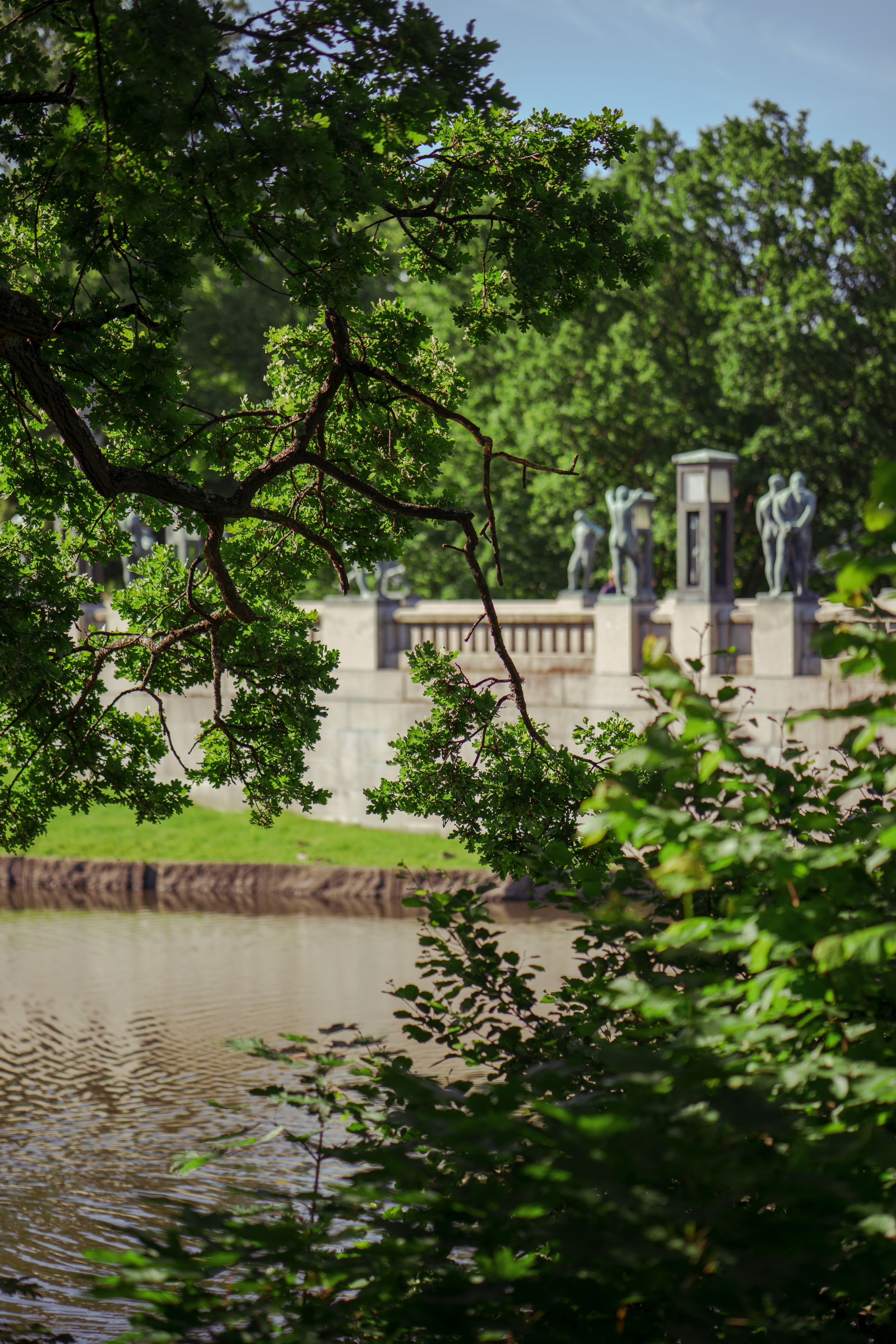 Utsnitt av Frognerparken, med statuer i bakgrunnen