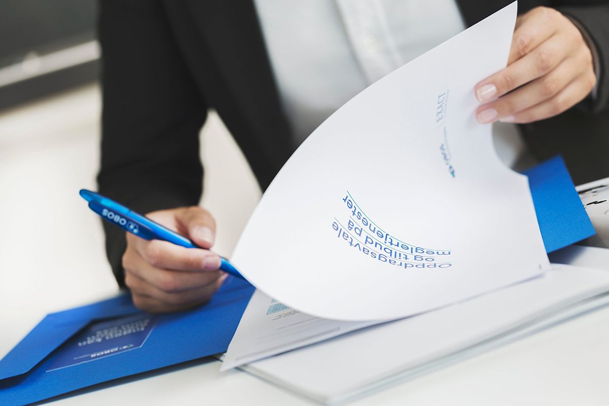 En som signerer et papir.