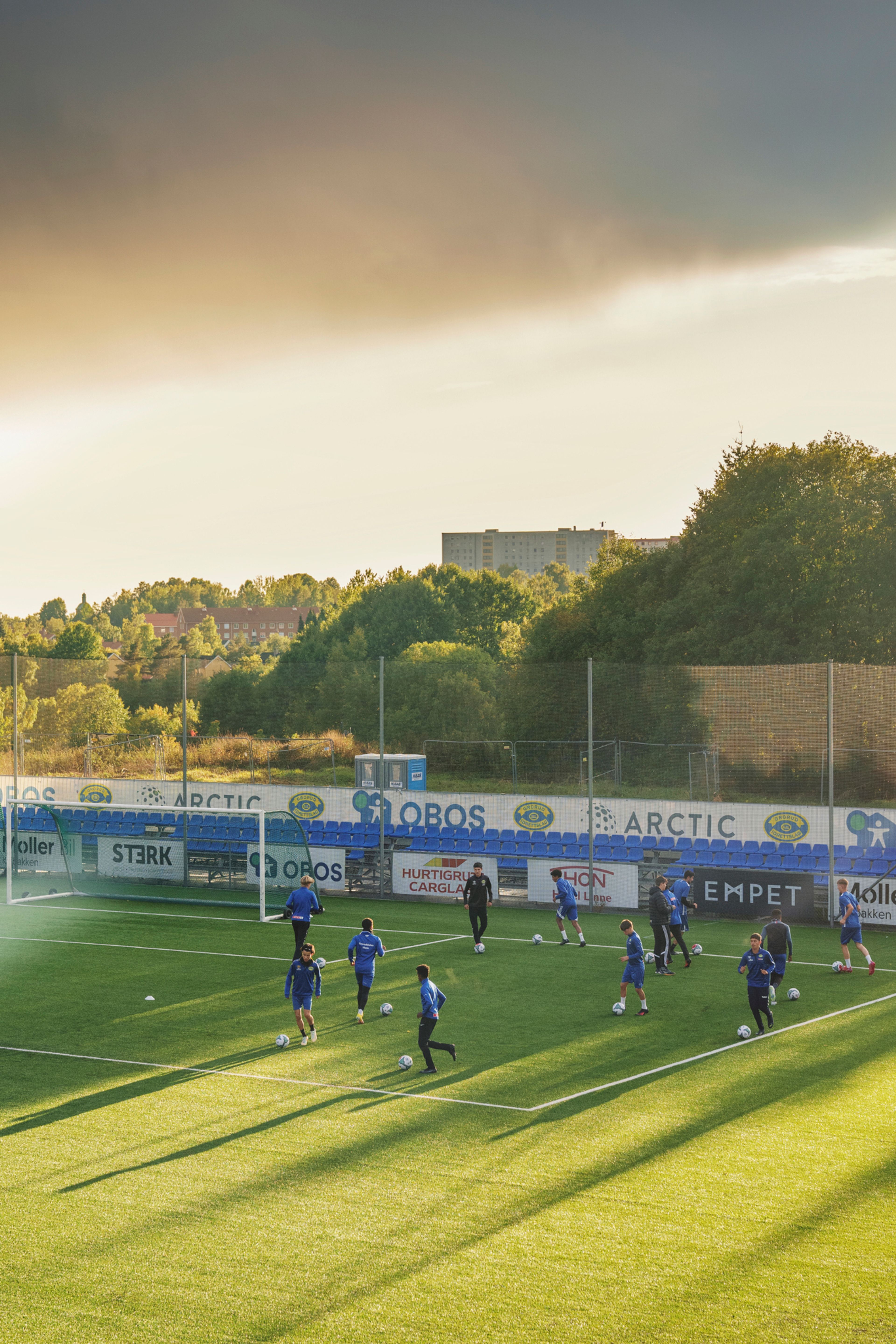 Et av guttelagene på Grorud IL i aksjon på fotballtrening.