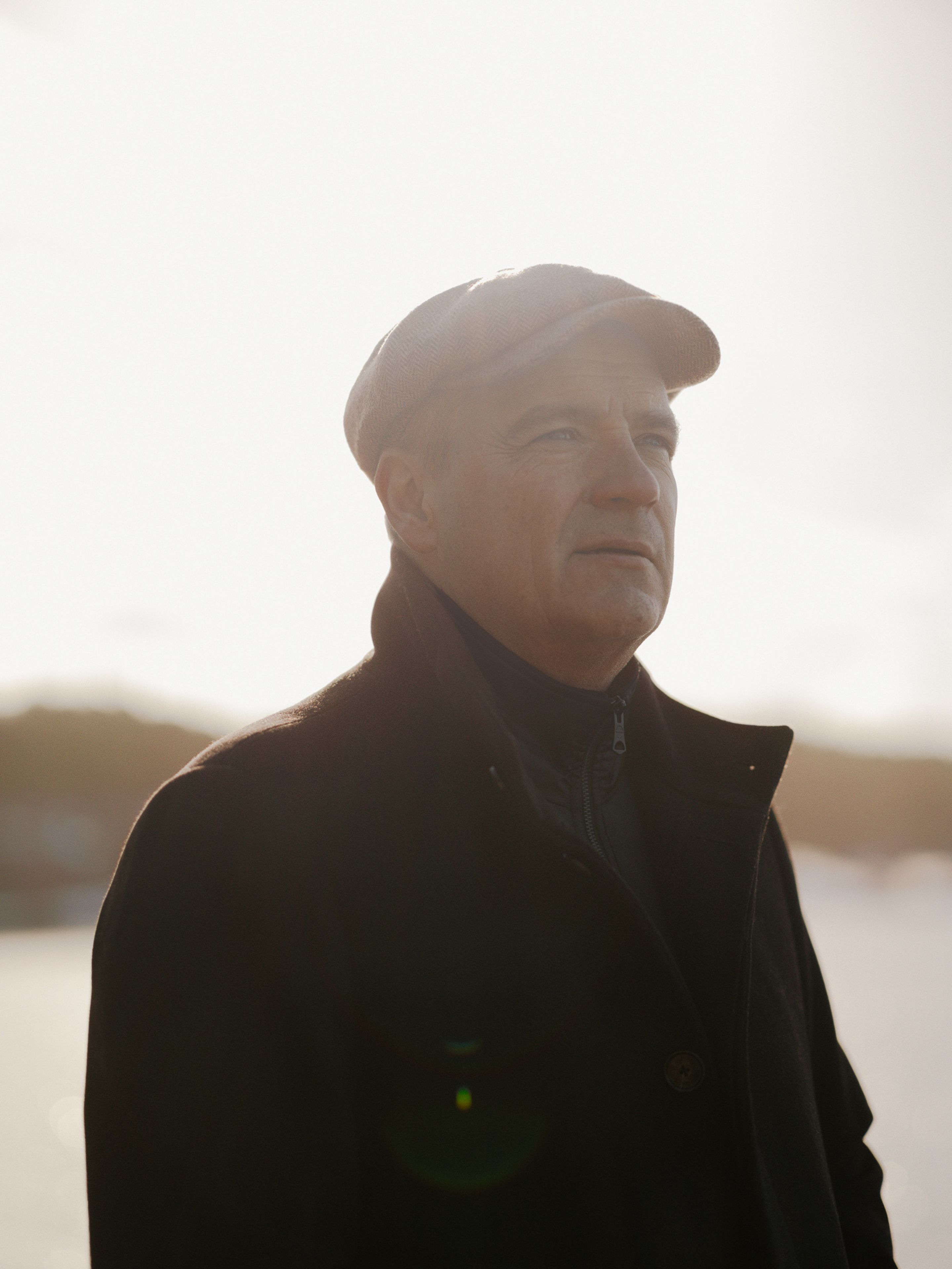 Nærbilde av Odd René Andersen med six pence og svart jakke.