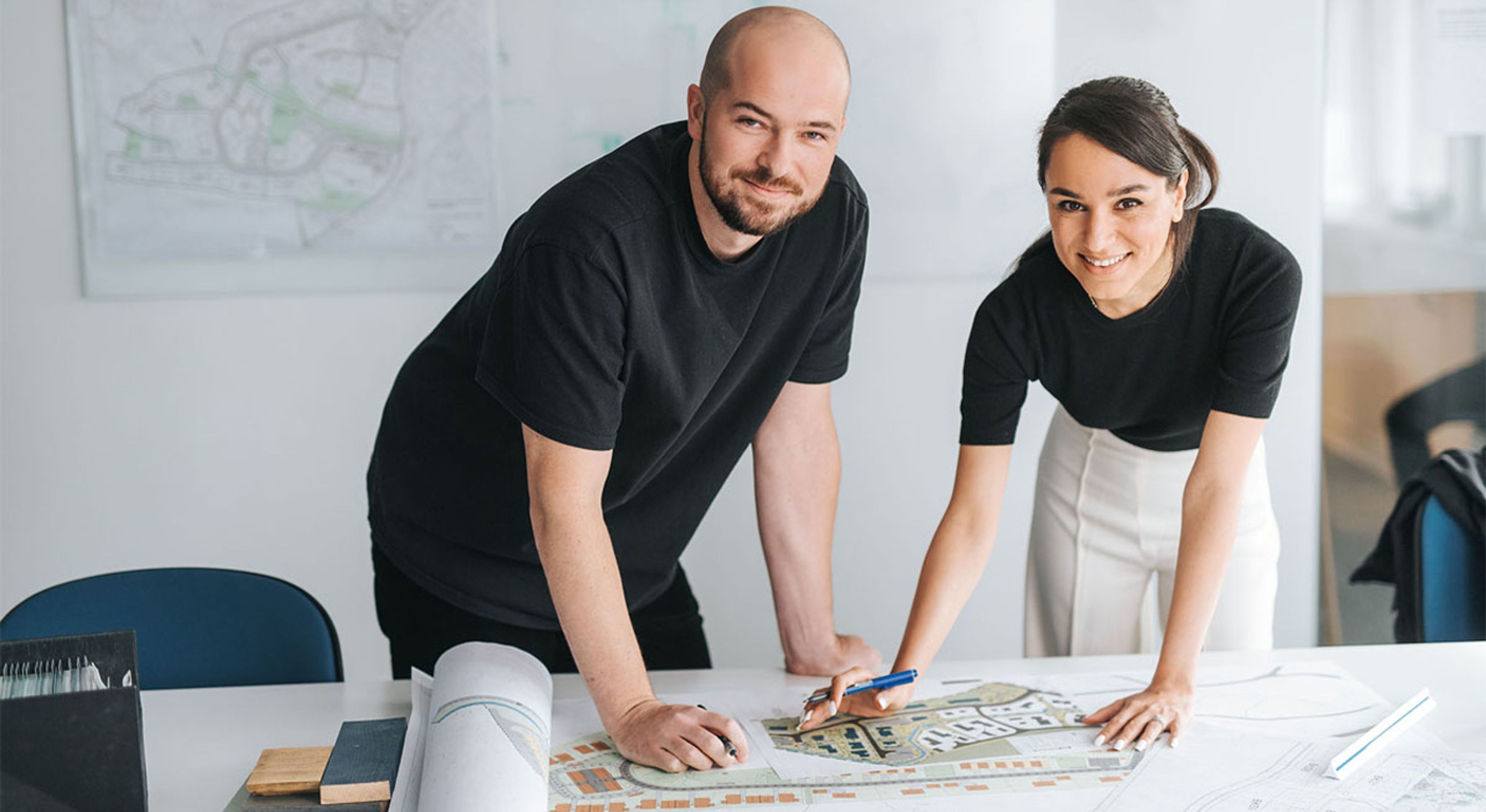 To arkitekter jobber med å skisse opp et nytt boligområde.