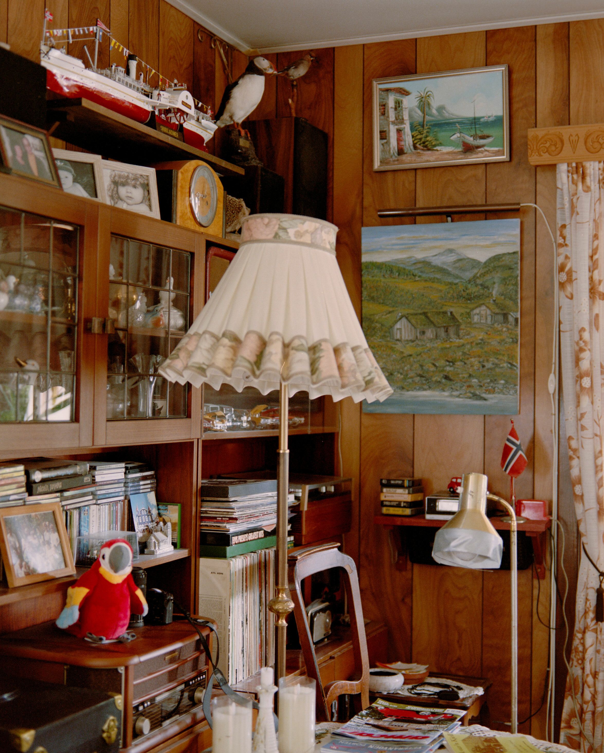 Et hus fullt av minner og mye å samle på. Her ser vi stuen med ting helt tilbake til da de flyttet inn for første gang.