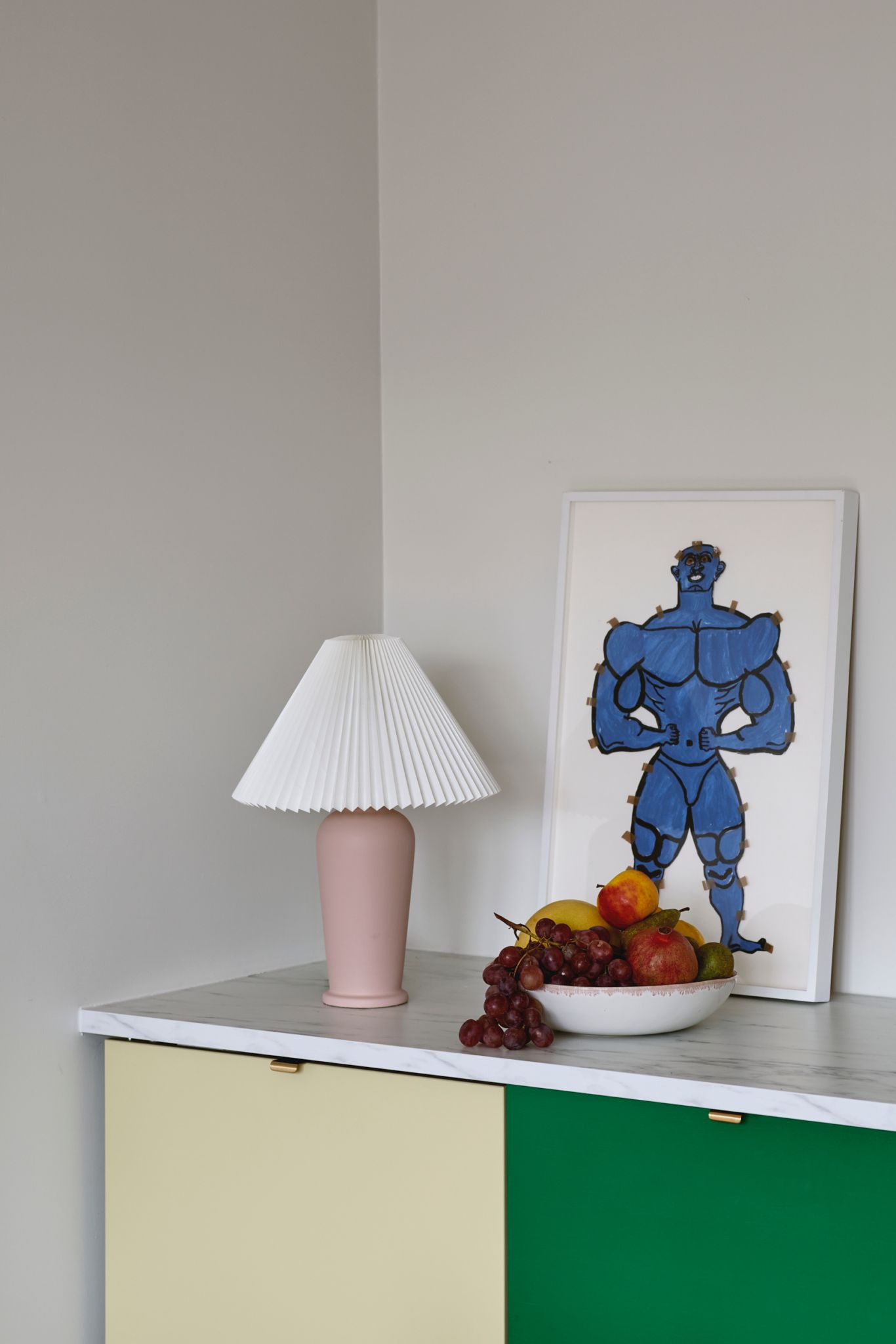 Bildet viser noen av de fargerike kjøkkenskapene.