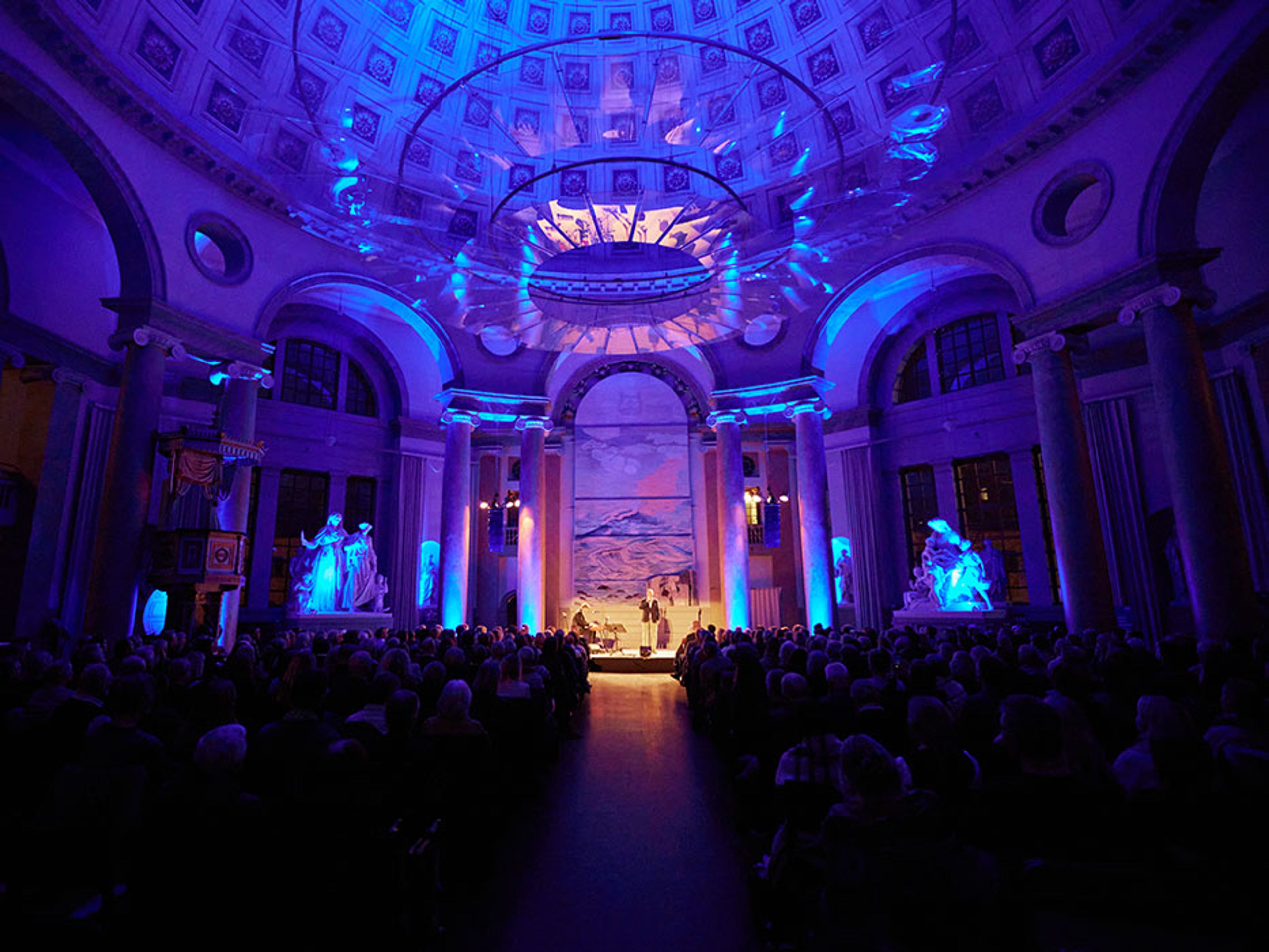 Publikhav i riktning mot scen där Magnus står