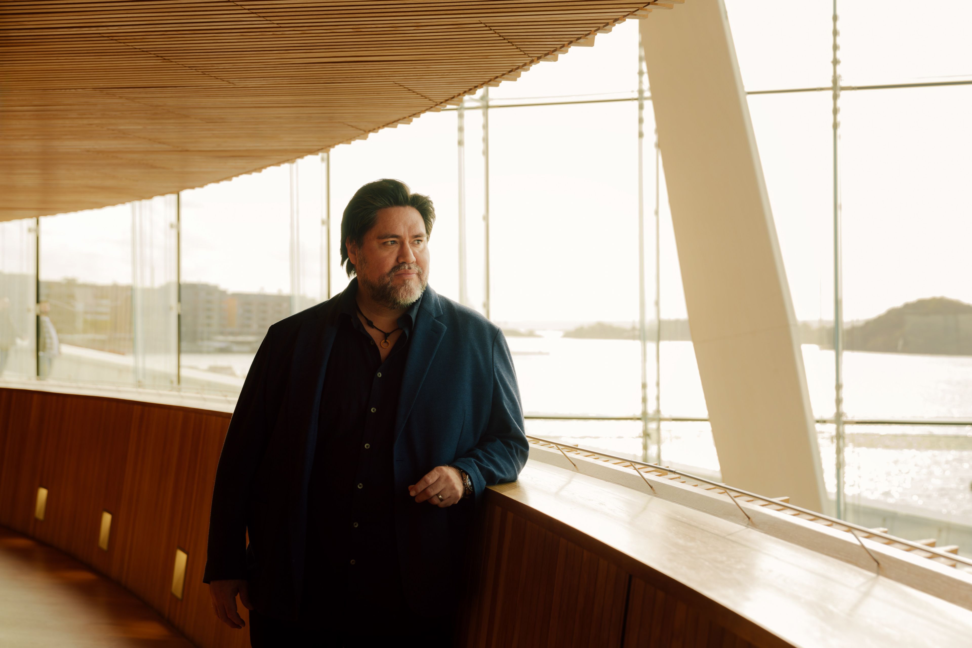 Yngve Søberg lener seg mot vinduskarmen i operaen