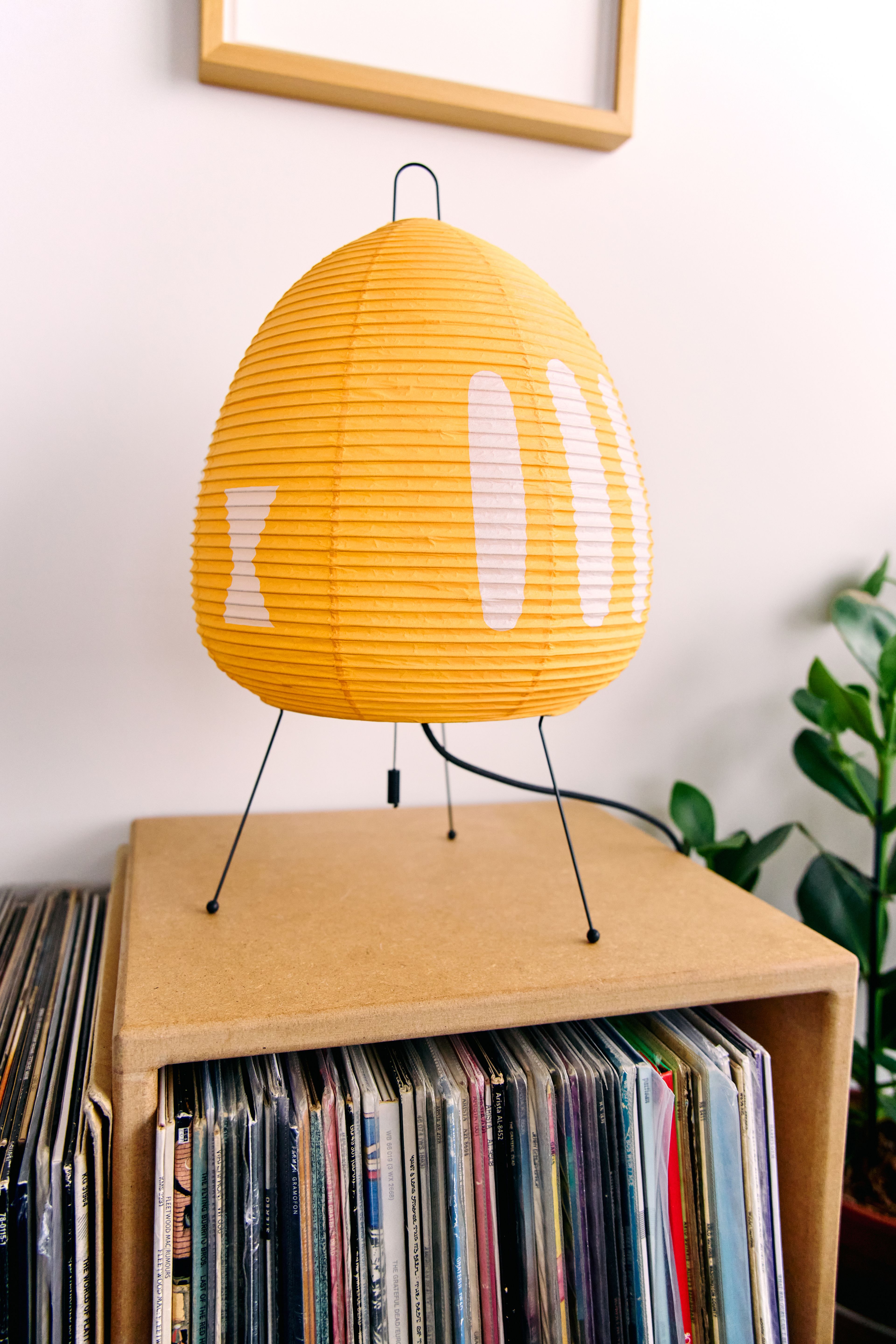 Detaljbilde av en gul rislampe.