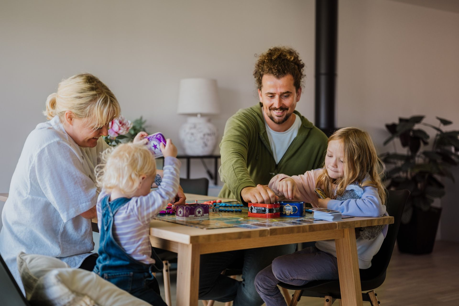 Familie på fire sitter rundt kjøkkenbordet