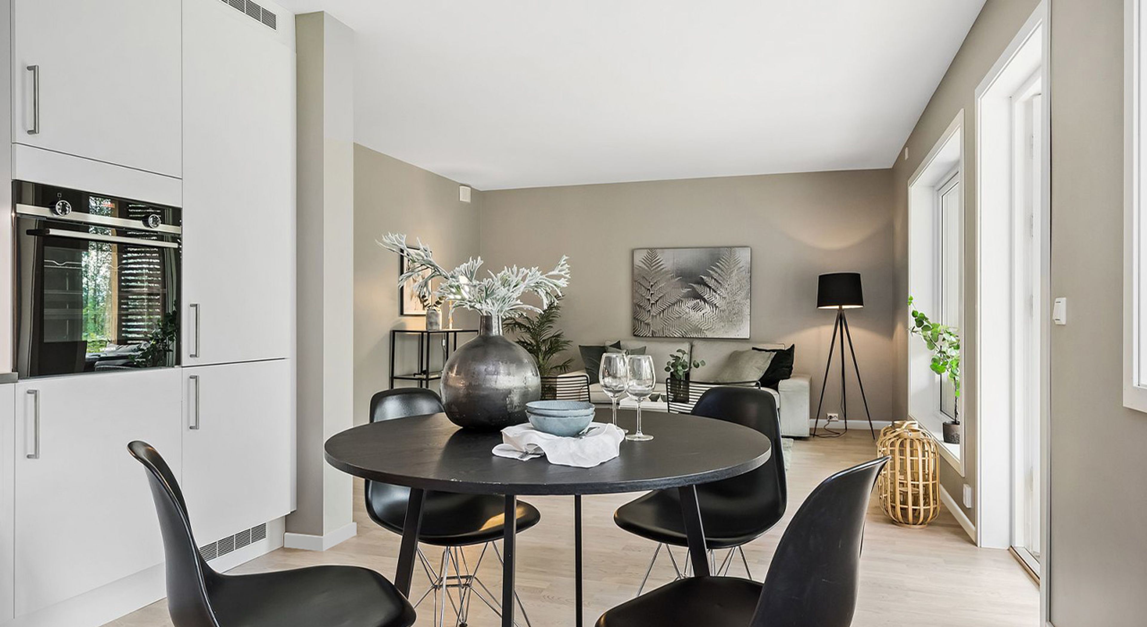 Moderne lyst kjøkken i solkollen som vender ut mot stuen.