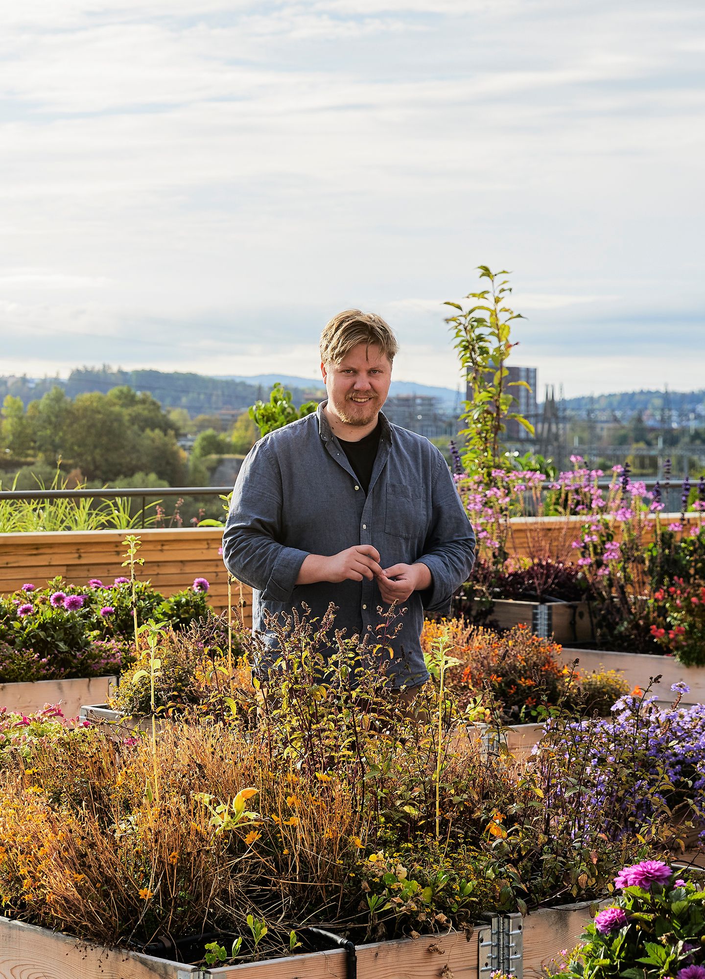 Portrett av Karl Erik på takhagen i Ulvenparken borettslag.