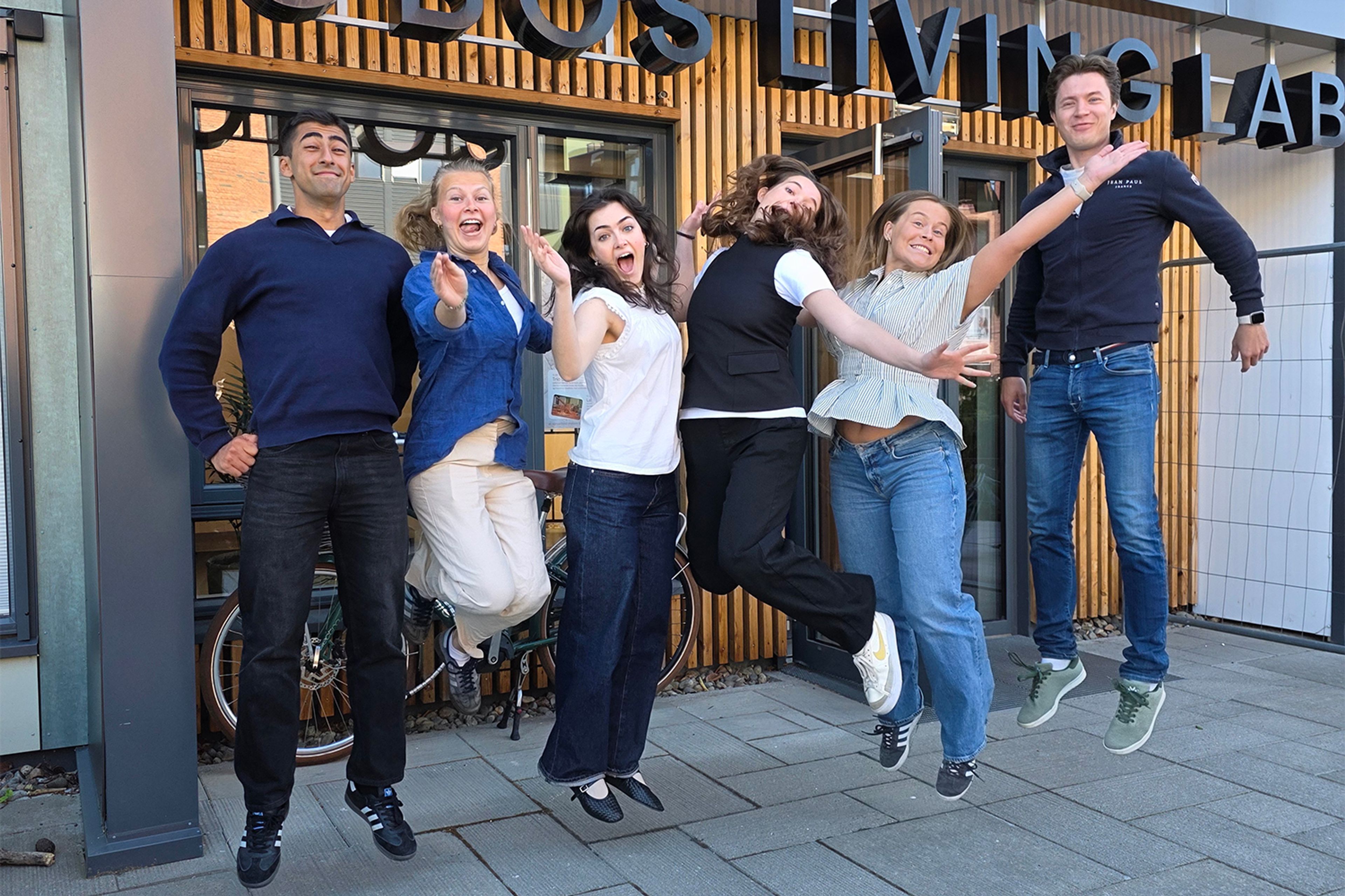 Summer intern-kullet fra sommeren 2025 foran inngangen til OBOS Living Lab på Vollebekk.