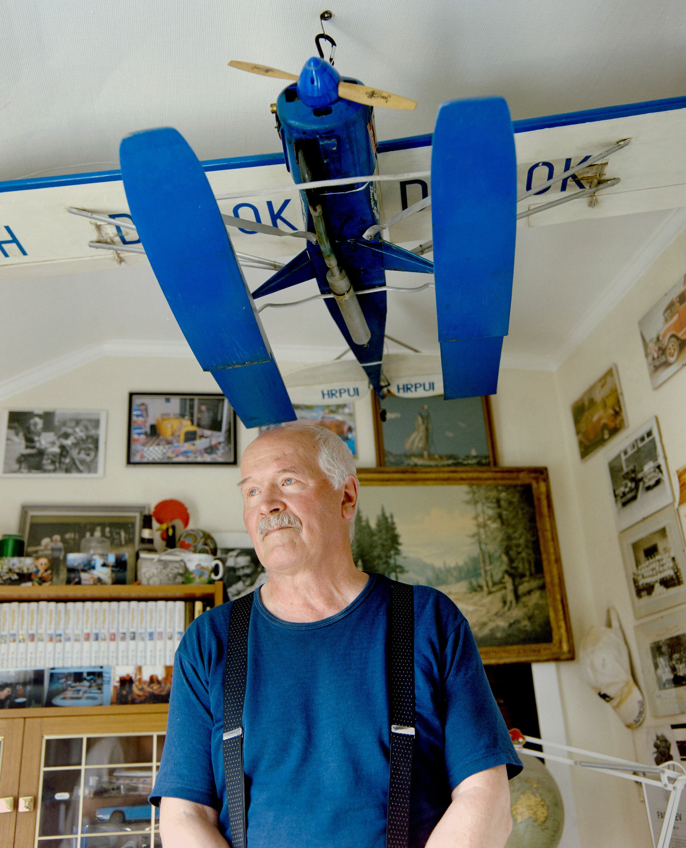 Thormod står på rommet som tidligere var hans soverom. Nå er det modellfly i taket.