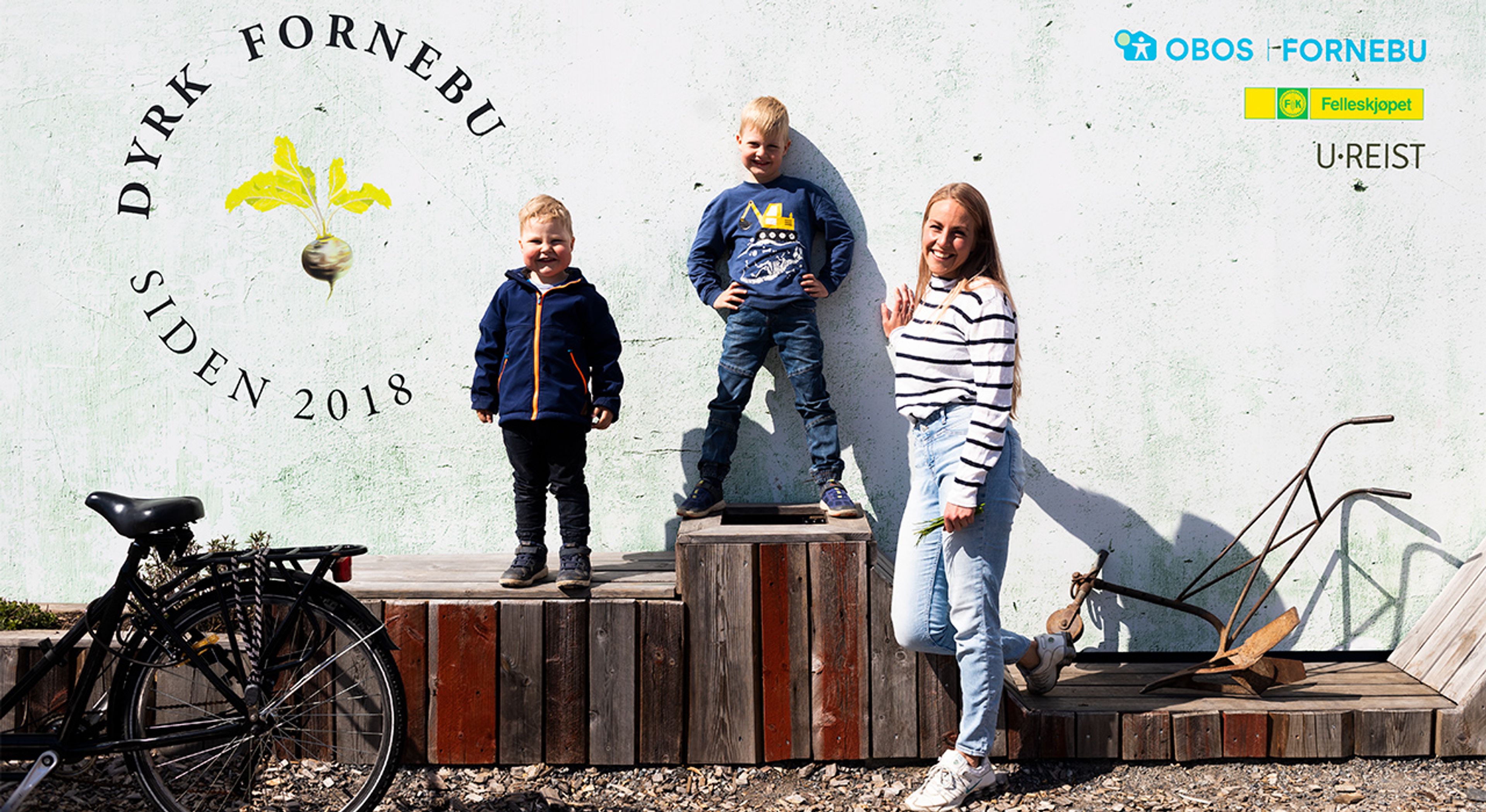 Foto som viser to barn og en dame på Fornebu